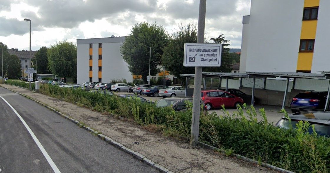 Eines der Radar-Geräte steht aktuell in der Kasernstraße, dort warnt auch ein Schild Raser vor der strengen Überwachung.