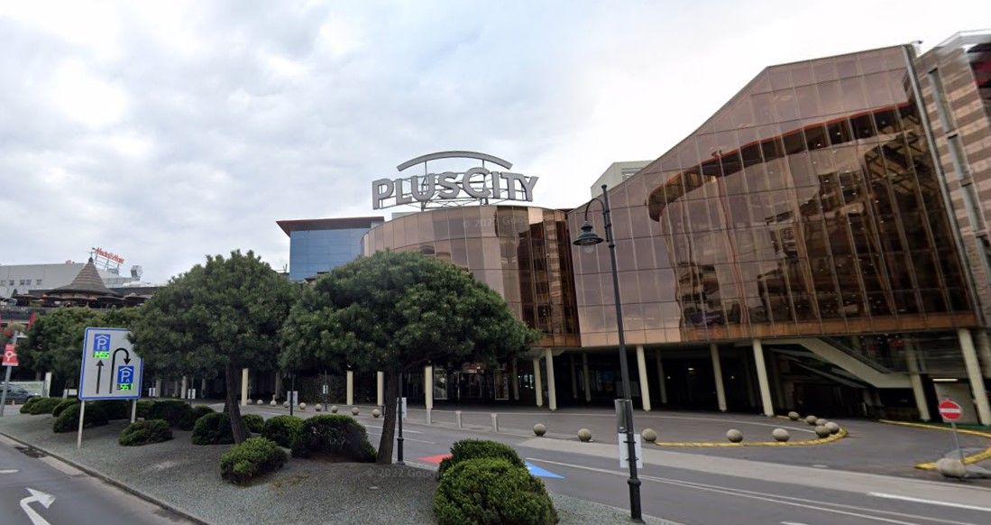 Mitten im Paschinger Einkaufszentrum PlusCity wollte ein noch flüchtiger Täter einen Bankomaten sprengen.