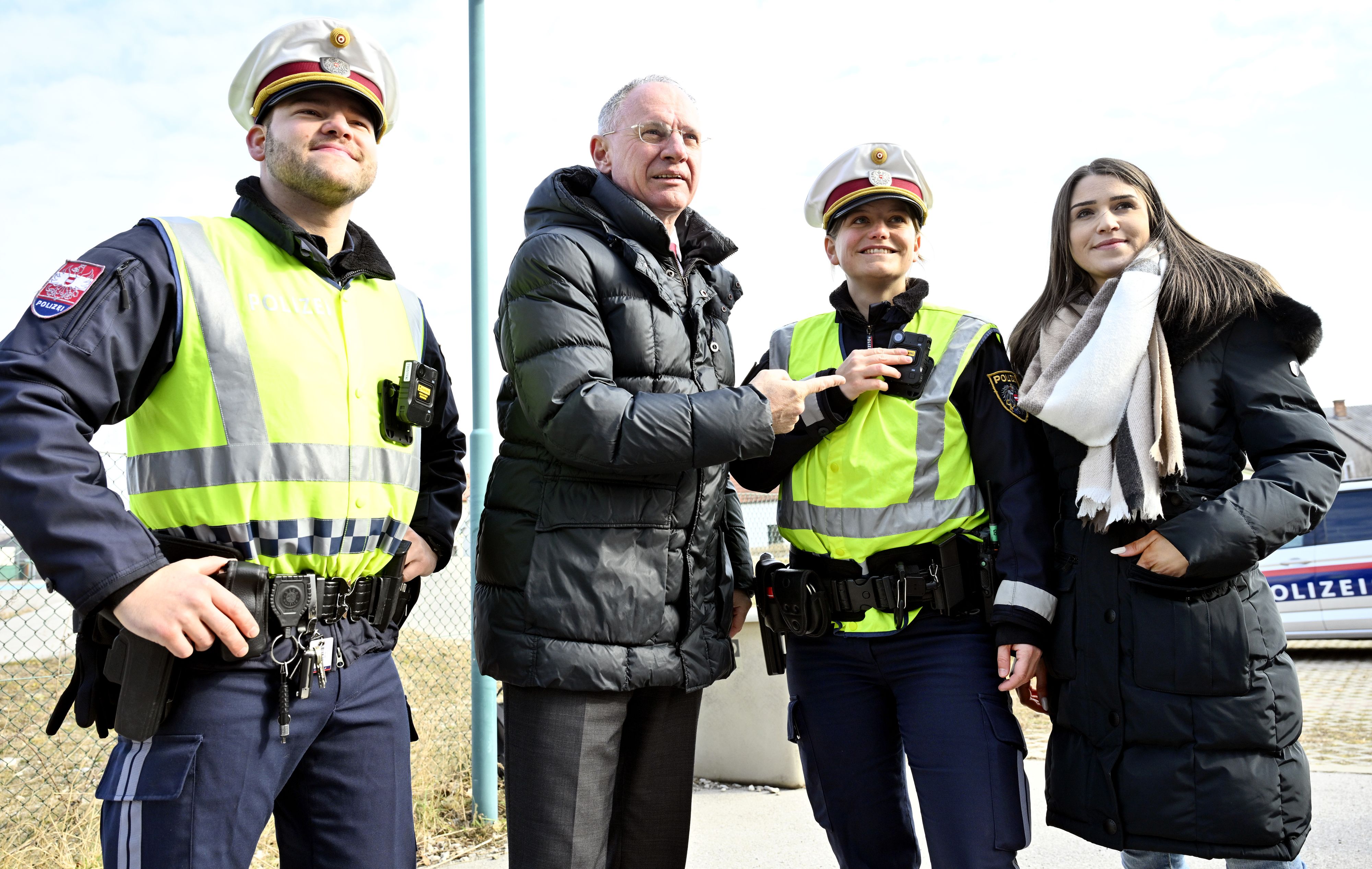 Gemeinsam mit Einsatzkräften stellte Innenminister Gerhard Karner (ÖVP) die Körperkameras vor.