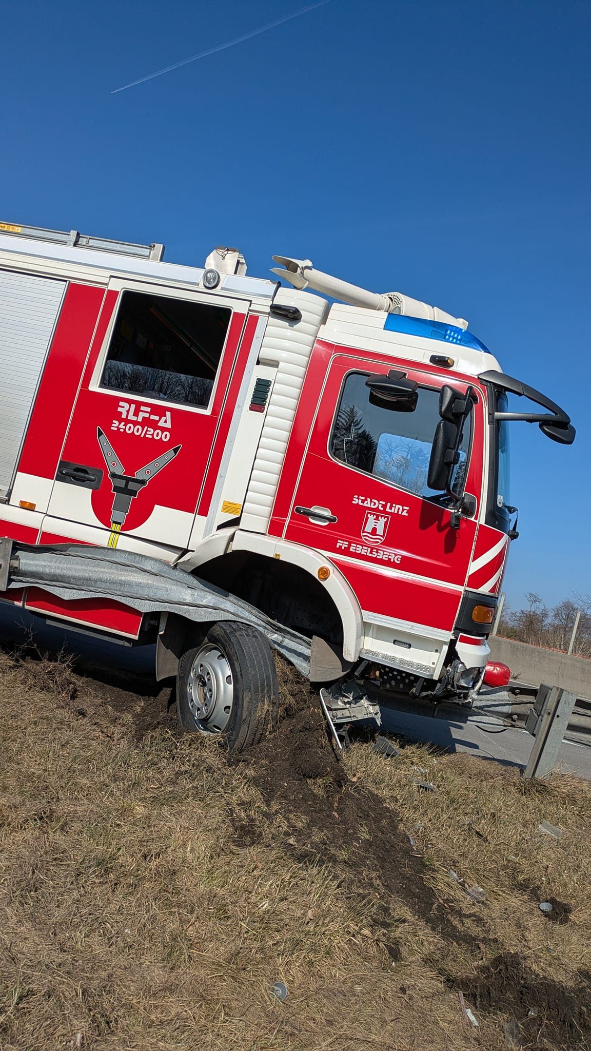 Das Feuerwehrfahrzeug kollidierte mit der Leitschiene und wurde erheblich beschädigt.