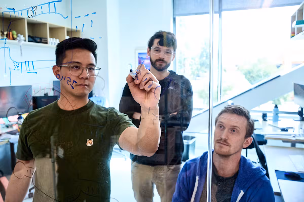 Das Arc Institute in Kalifornien hat Evo 2 entwickelt: Eine KI, die das Erbgut von Bakterien bis Menschen lesen und verstehen kann.