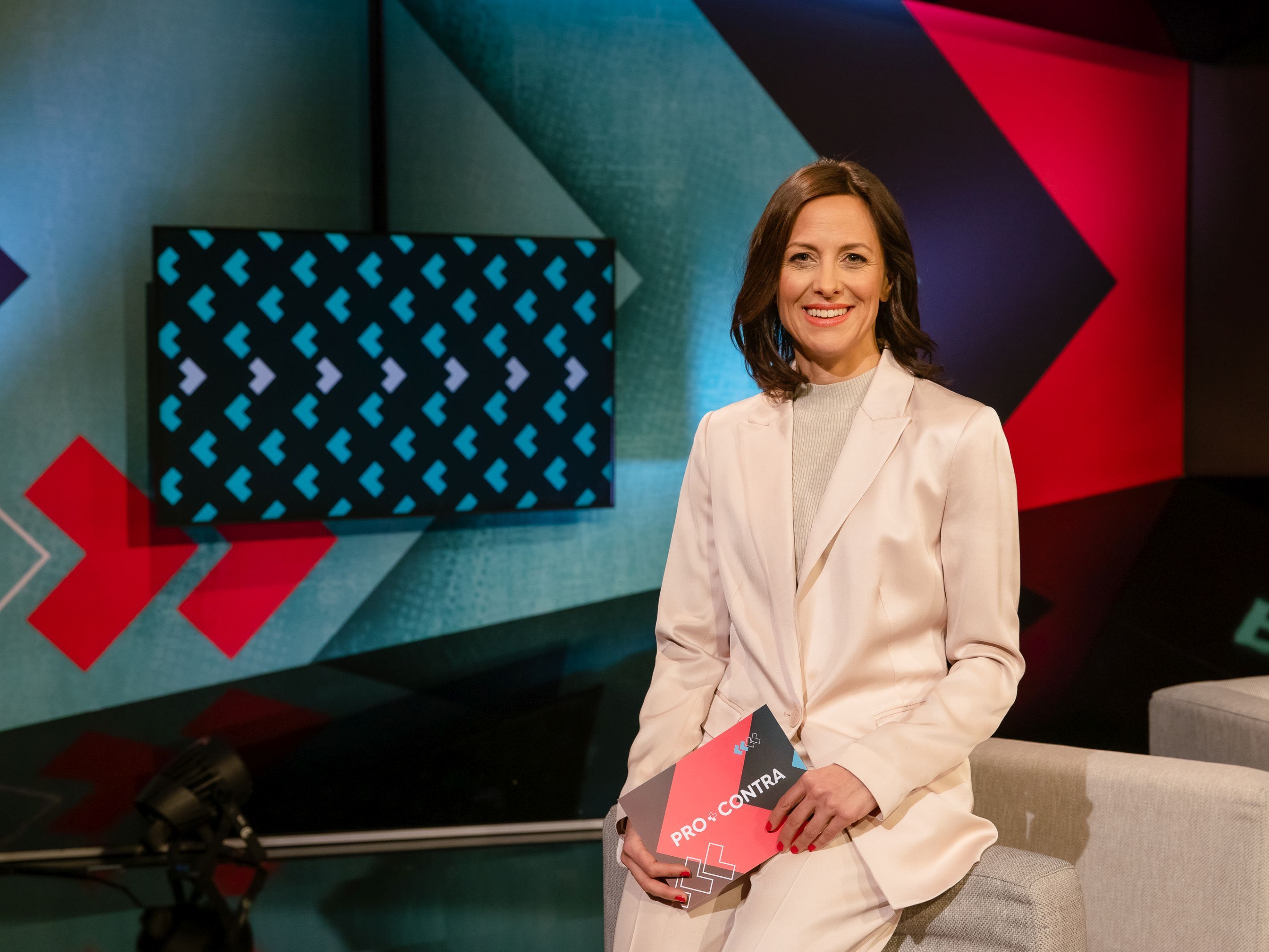 Puls-4-Moderatorin Gundula Geiginger moderiert das 