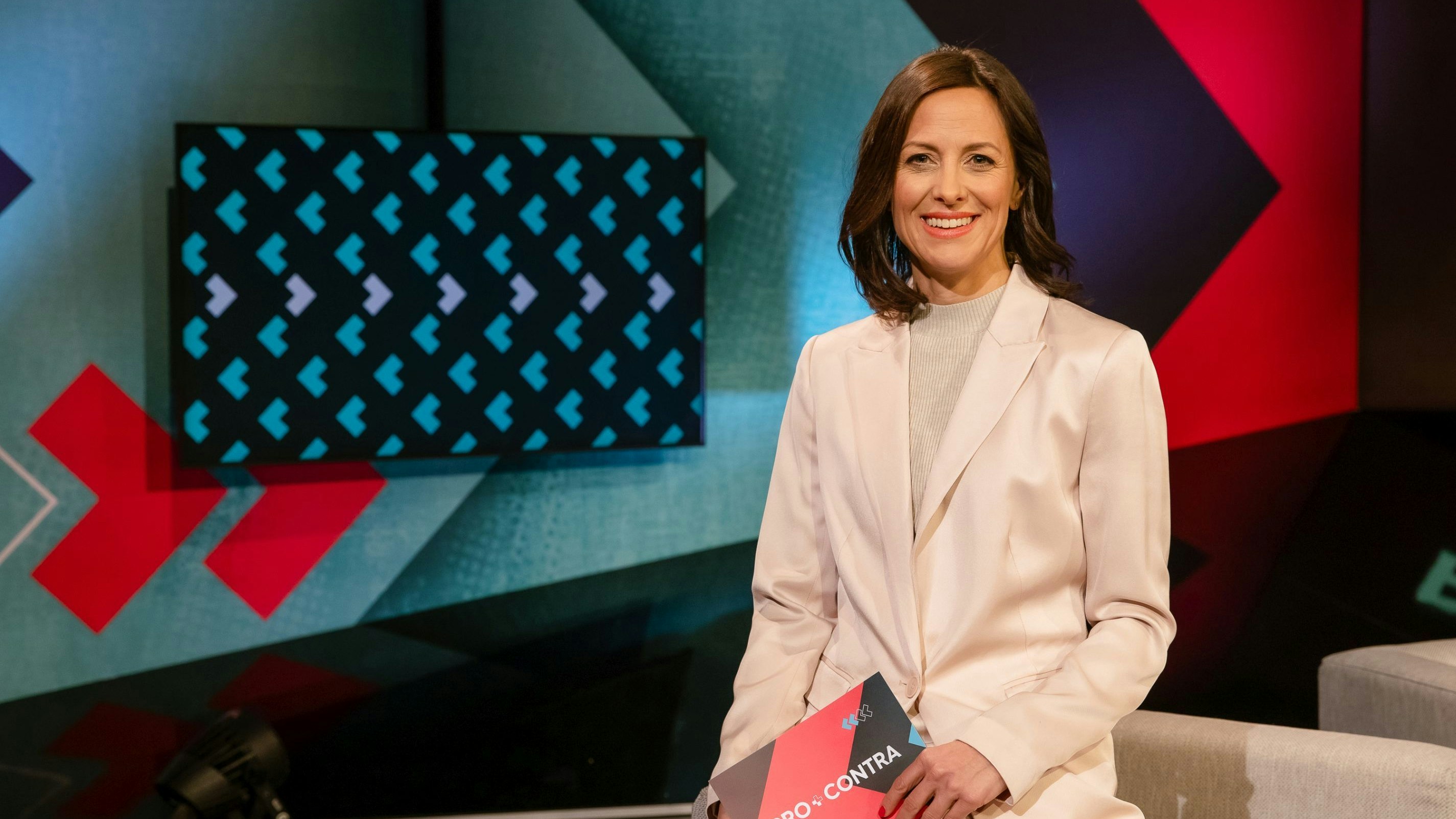 Puls-4-Moderatorin Gundula Geiginger moderiert das "Pro und Contra"-Spezial
