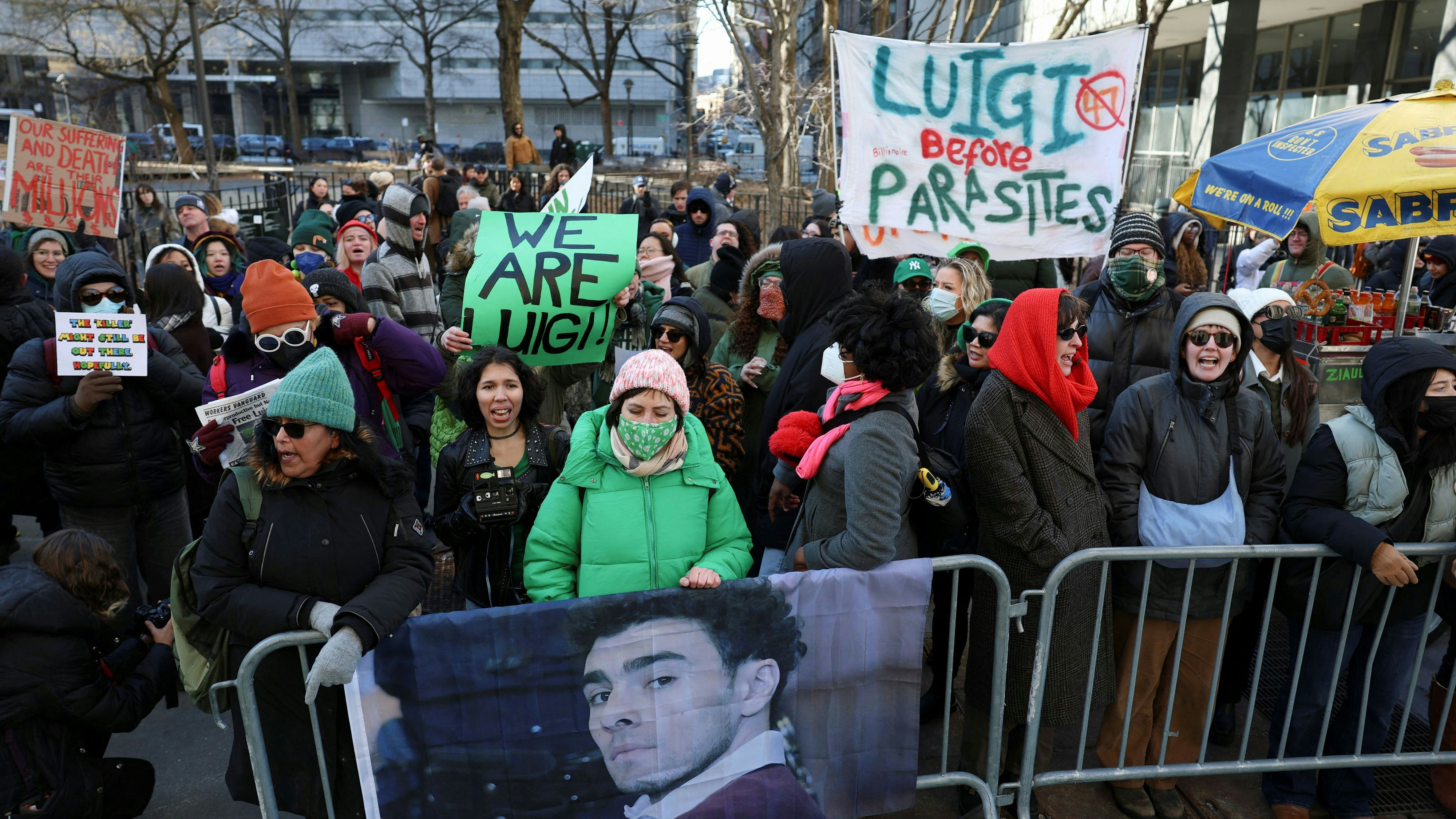 Menschen demonstrieren für CEO-Killer Luigi Mangione am Rande von dessen Anhörung vor dem Strafgericht in Manhattan.
