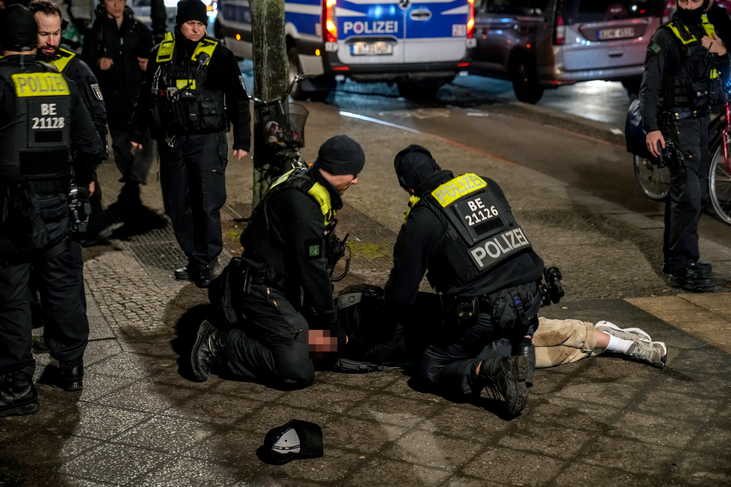 Rund drei Stunden nach der Tat nimmt die Polizei den 19-jährigen Syrer am Tatort fest.