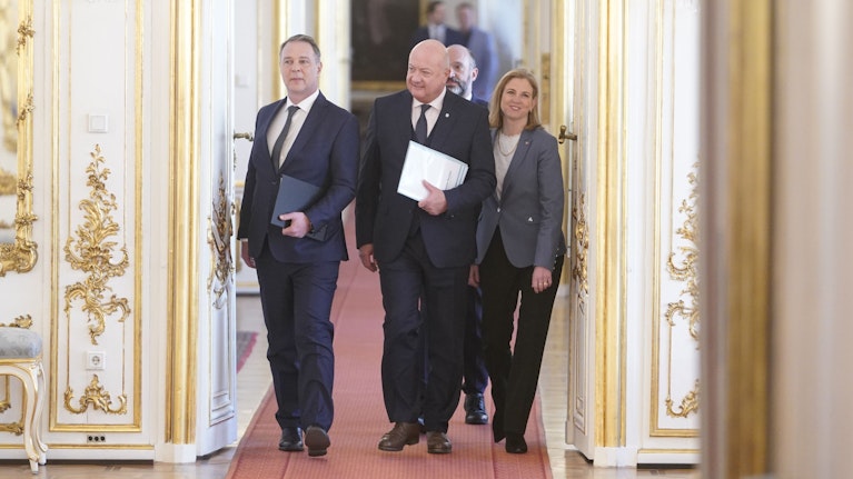 Am 10. Juli geht der Nationalrat in die Sommerpause. Sie dauert 75 Tage. Vorab steht noch ein Beschluss in eigener Sache an. Die Parteien sprechen sich selbst von einem Parteispenden-Vergehen frei. Und das auf sehr österreichische Weise.