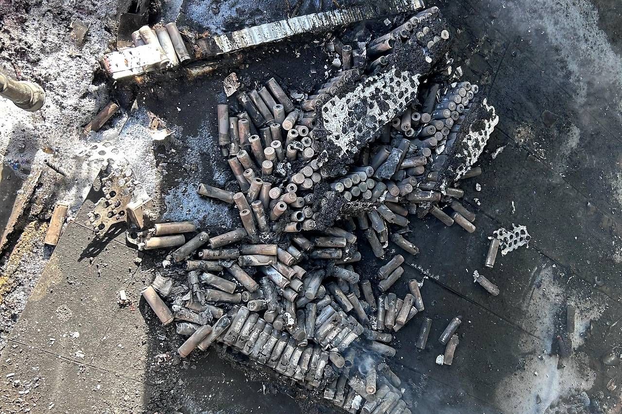 Teile des Akkus nach der Explosion