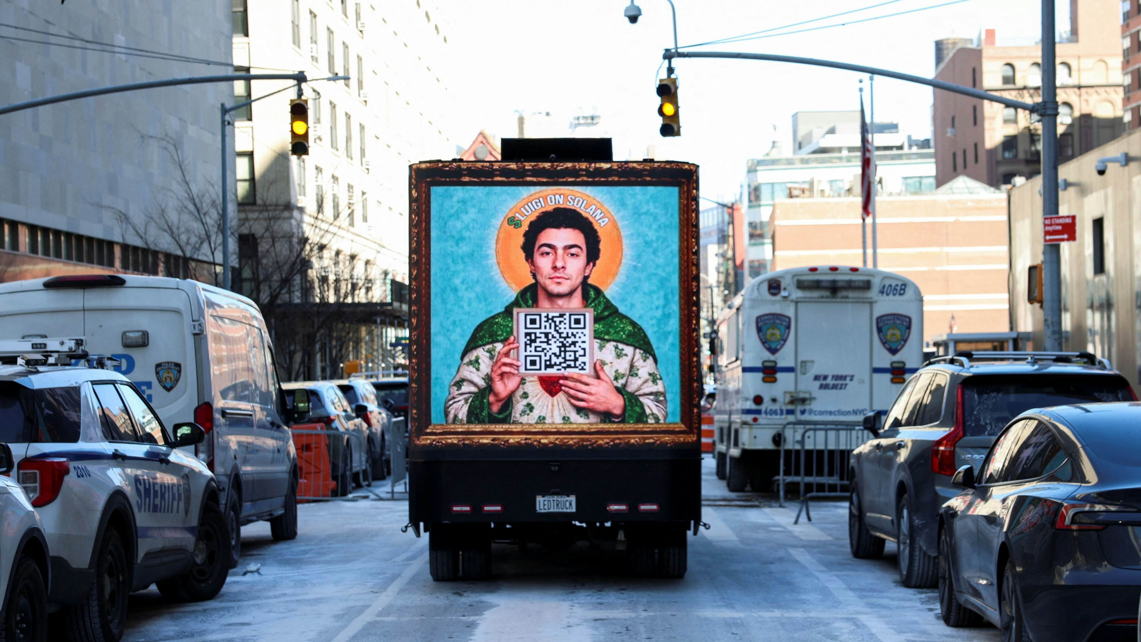 Am Tag der Anhörung wegen Mord- und Terrorismusvorwürfen ist ein Bild des CEO-Killers auf einem Fahrzeug in New York zu sehen.