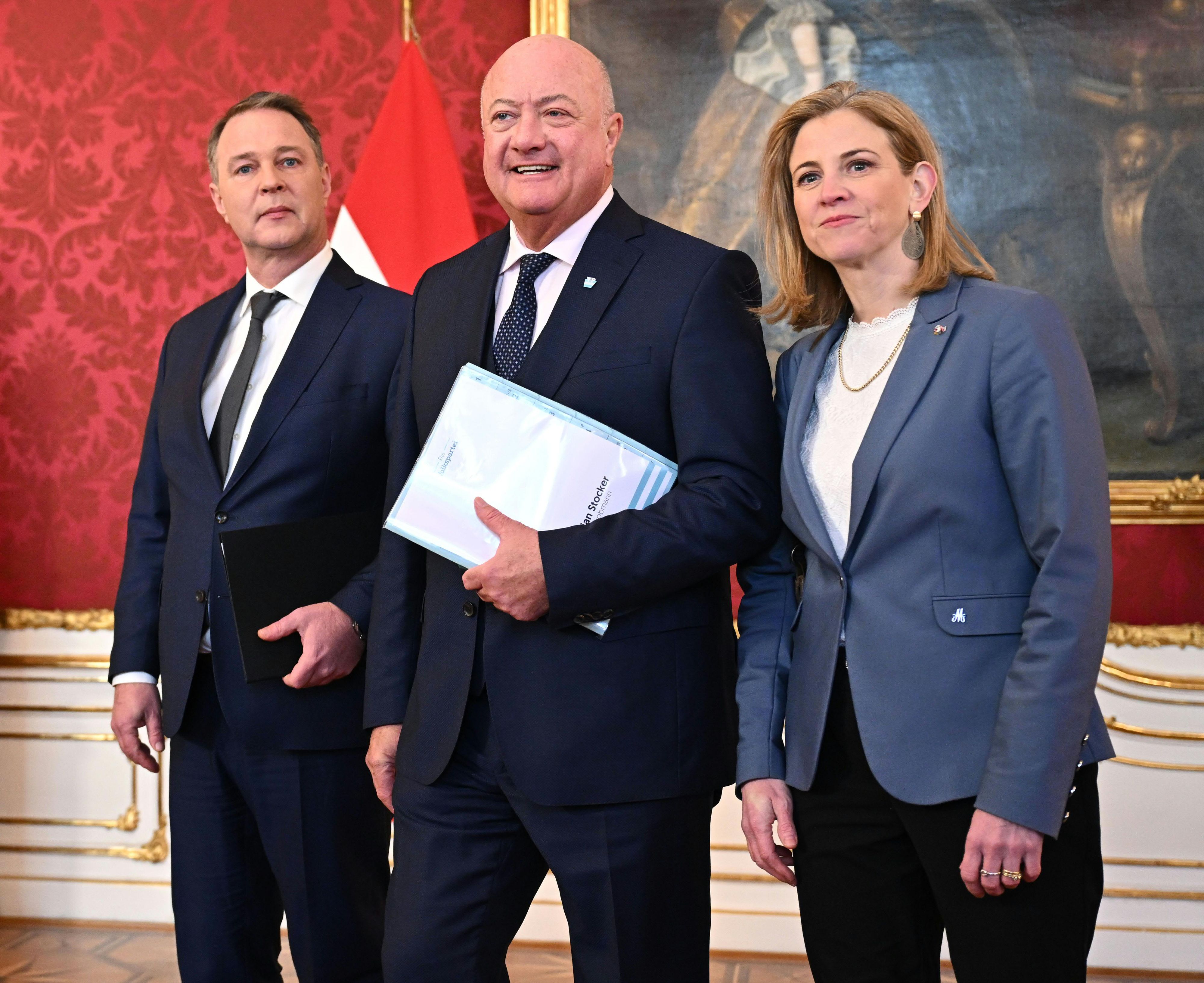 Ist das die neue Regierungsspitze? Andreas Babler, Christian Stocker und Beate Meinl-Reisinger am Samstag in der Hofburg.