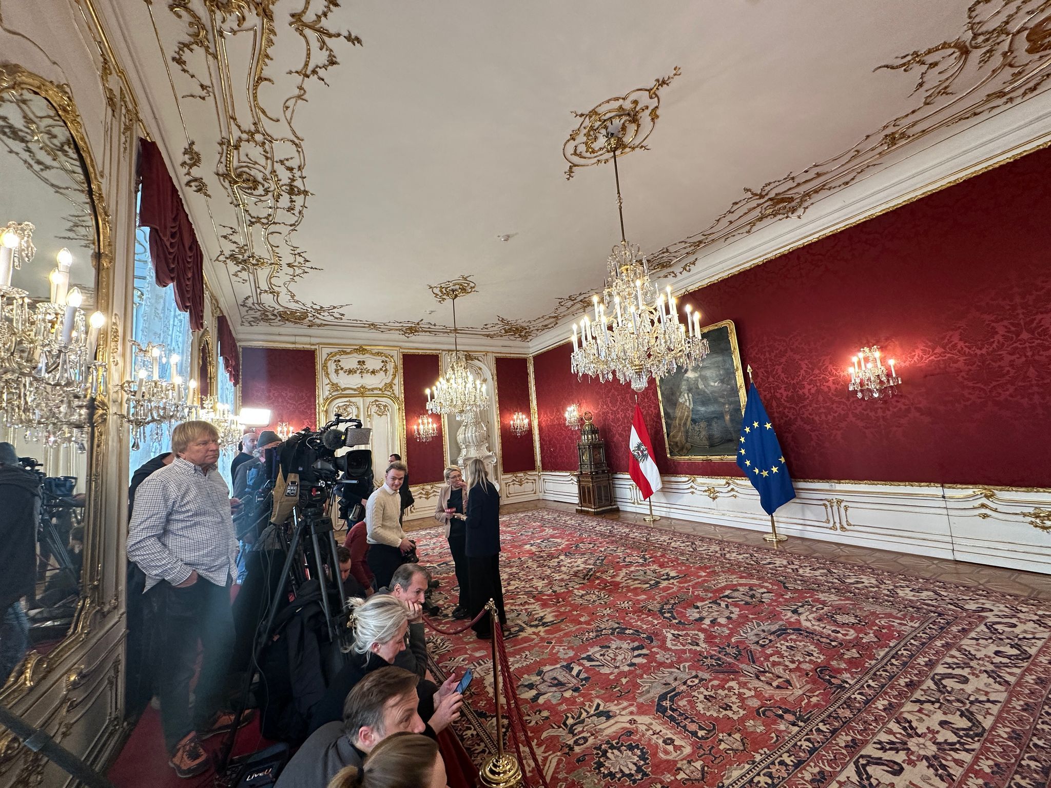 Das Maria-Theresien-Zimmer wird gegen 11 Uhr dicht gefüllt sein. Hier findet am Montag die Angelobung der neuen Regierung statt.