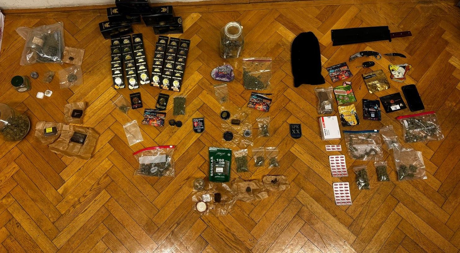Die Beamten stellten einiges an Suchtmittel in dem Kellerabteil sicher.