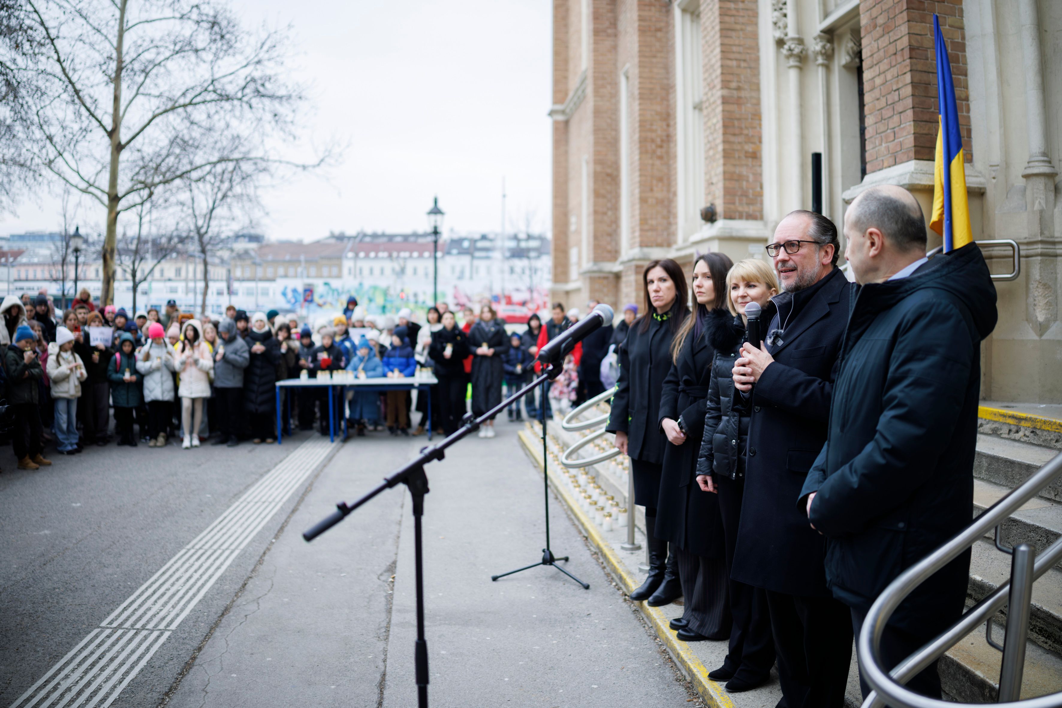 Kanzler und Außenminister Alexander Schallenberg beim Besuch der Ukrainische Samstagsschule in Wien.