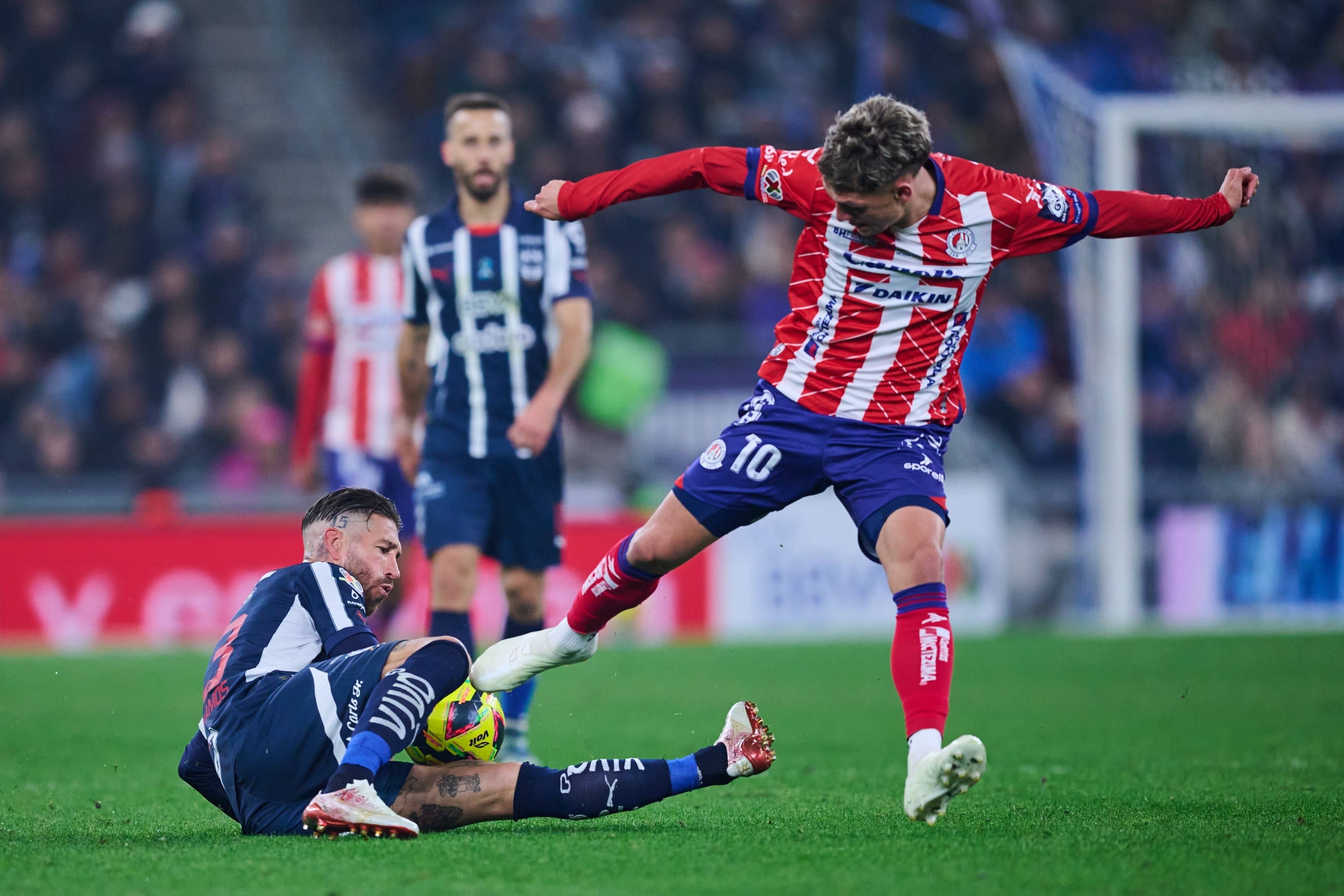 Sergio Ramos grätscht beim Debüt in Mexiko.