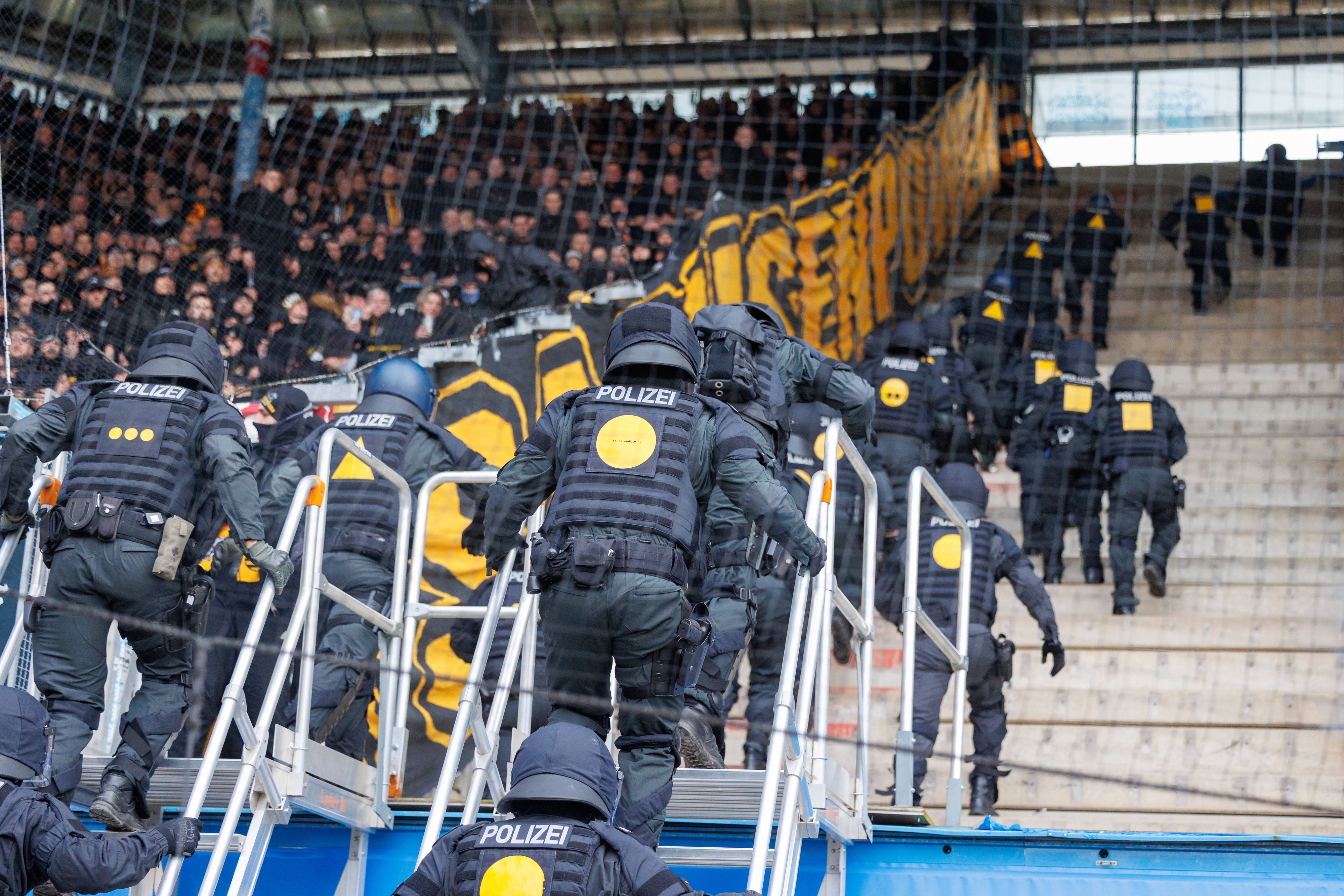 Beim Spiel zwischen Hansa Roststock und Dynamo Dresden kam es zu Ausschreitungen.
