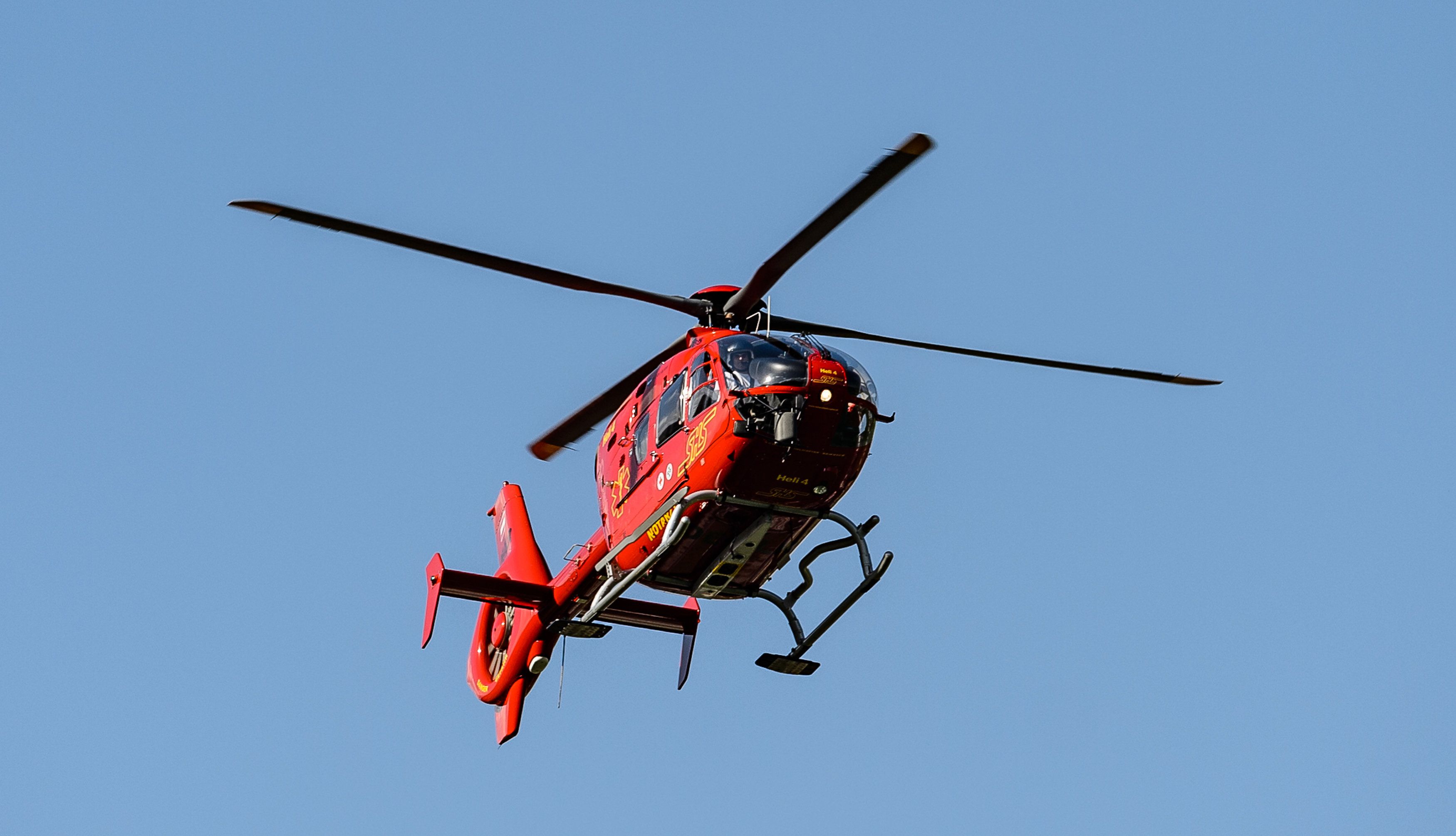 Der Notarzthelikopter 4 (NAH 4) brachte den Verletzten ins Spital.