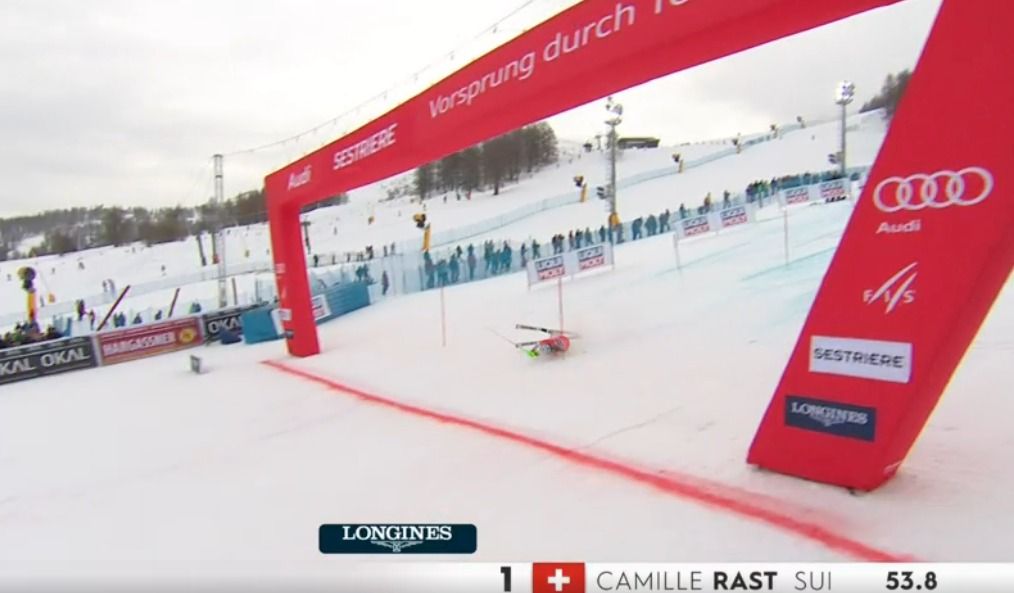 Camille Rast stürzte ins Ziel, blieb mit Schmerzen im Schnee liegen.