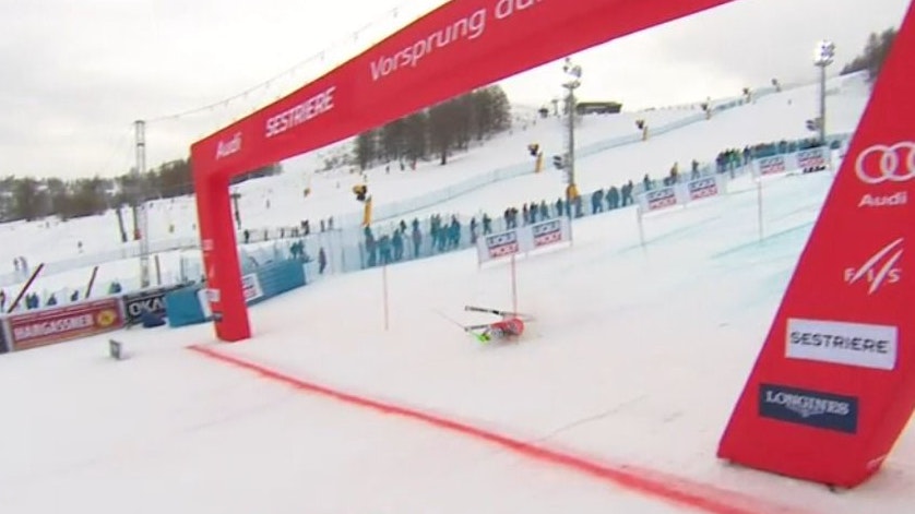 Camille Rast stürzt ins Ziel, bleibt mit Schmerzen im Schnee liegen.