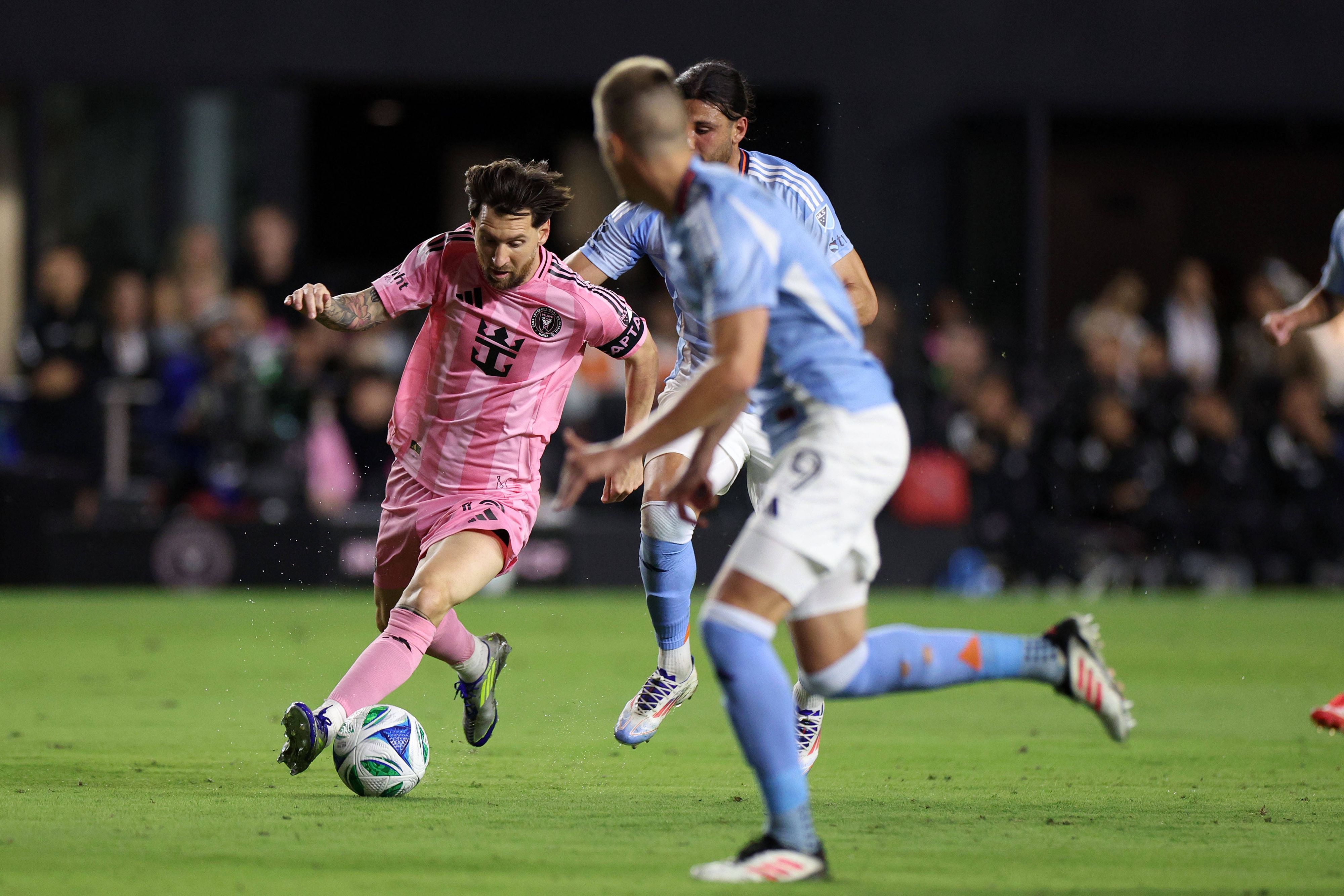Lionel Messi wirbelt im rosa Inter-Trikot.