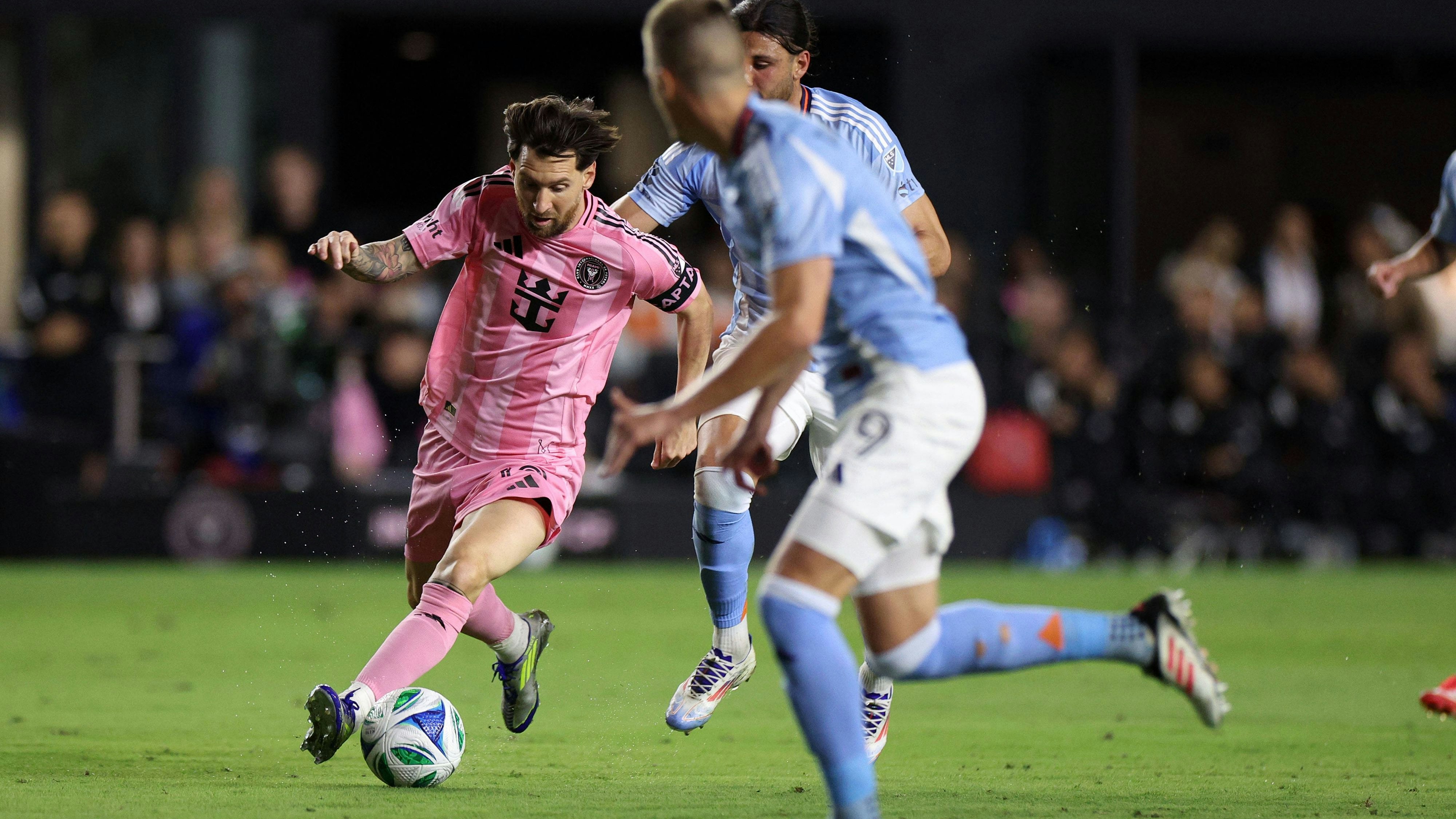Lionel Messi wirbelt im rosa Inter-Trikot.