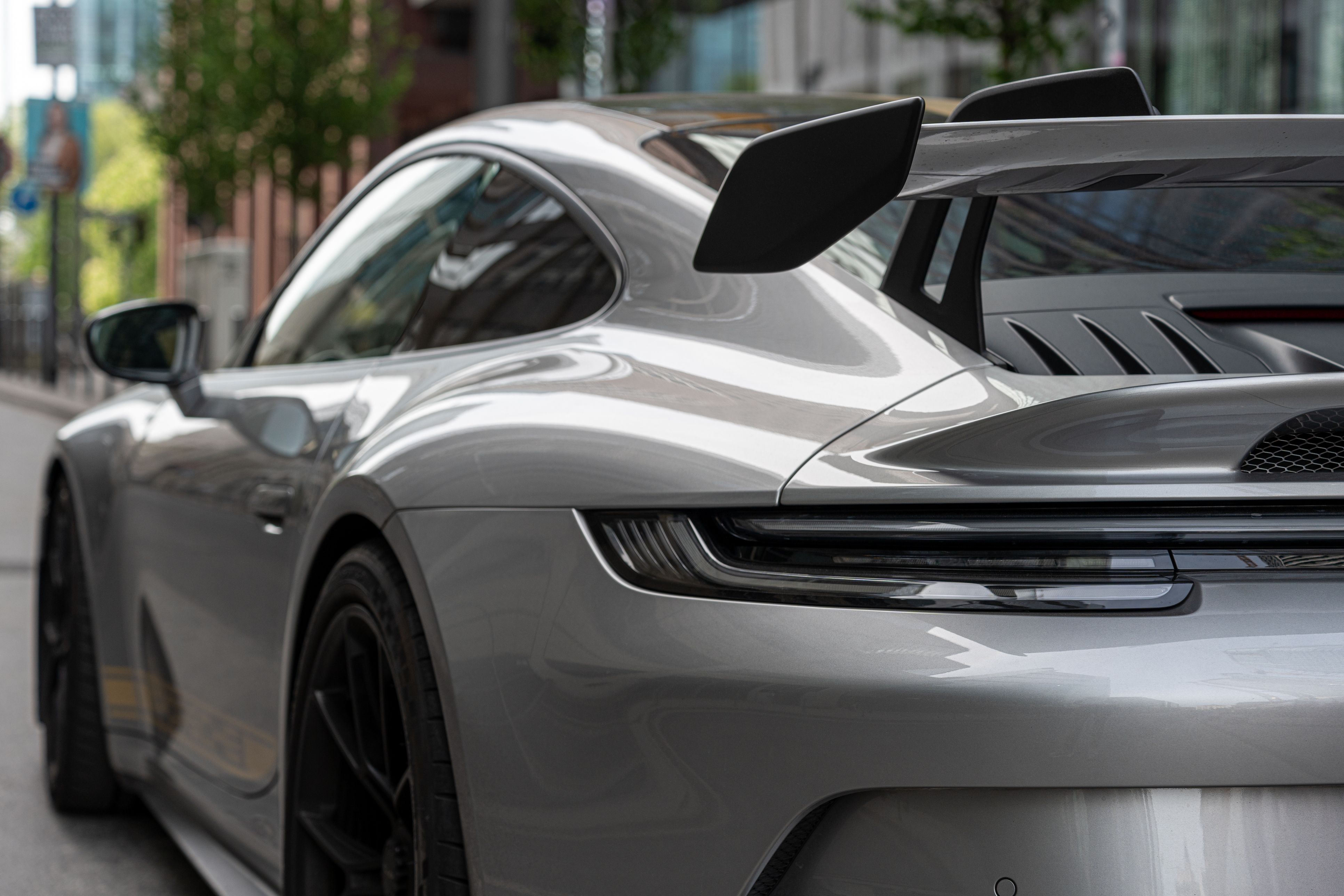 Der Mann gönnte sich mehrere Luxus-Autos, darunter einen Porsche.