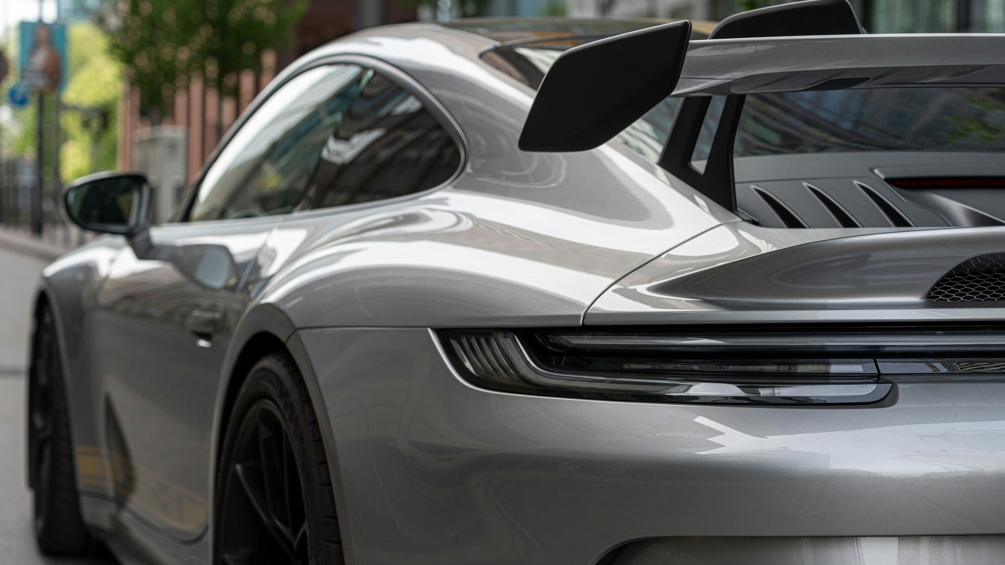 Heute.at - Behindert – Mann gönnt sich Porsche und Luxus-Urlaube
