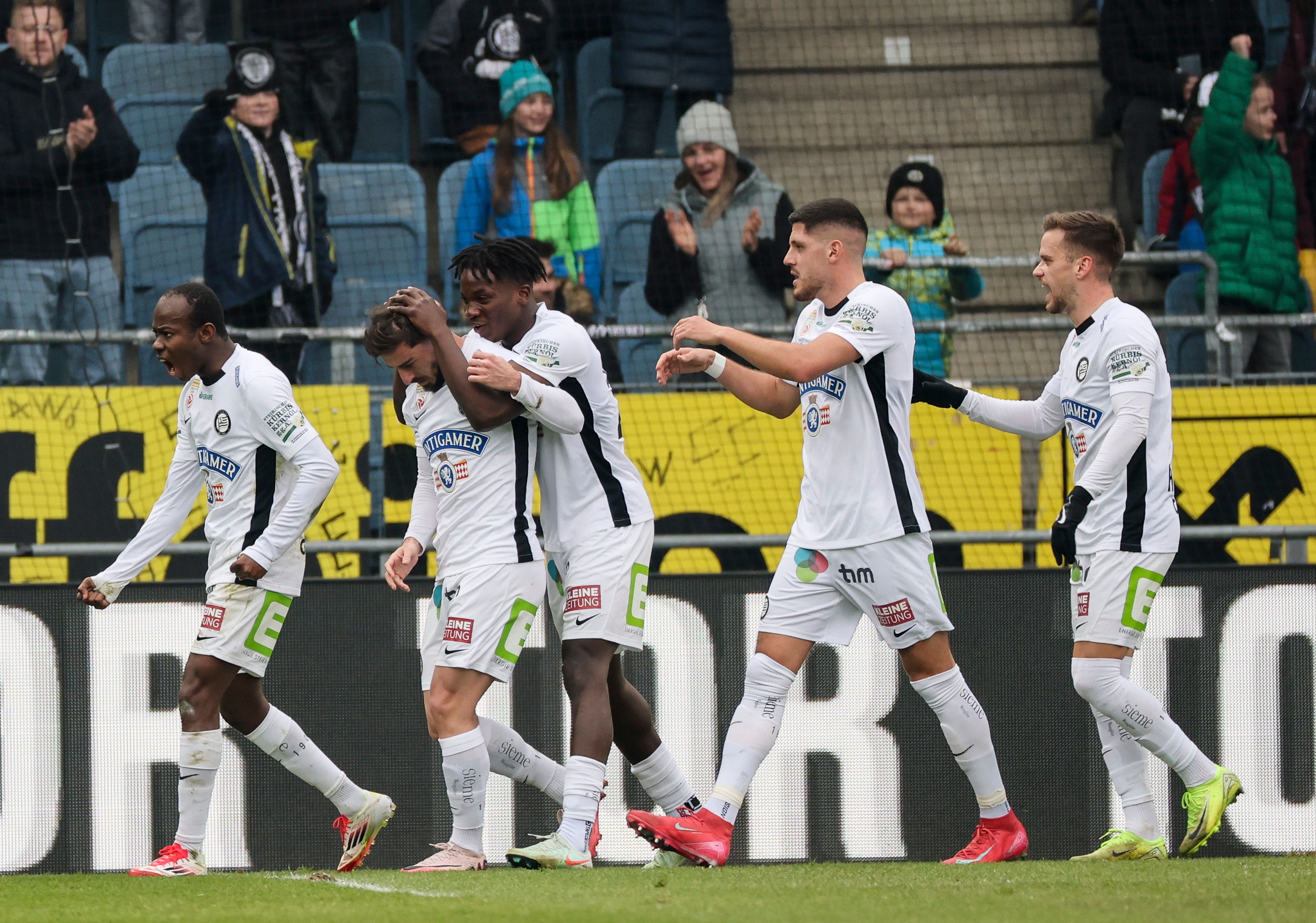 Sturm jubelt gegen Blau-Weiß
