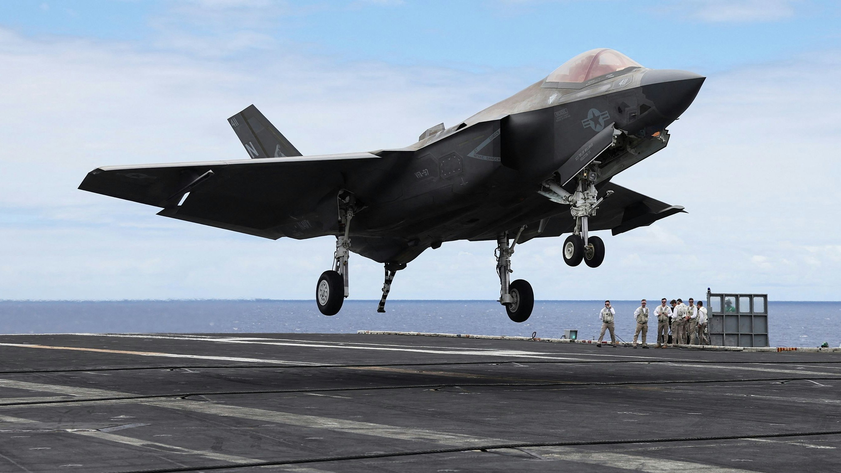 A F-35 jet lands on the runway of the USS Carl Vinson aircraft carrier during the Rim of the Pacific (RIMPAC) military exercises about 100 miles south of Oahu, Hawaii, U.S. July 19, 2024.  REUTERS/Marco Garcia