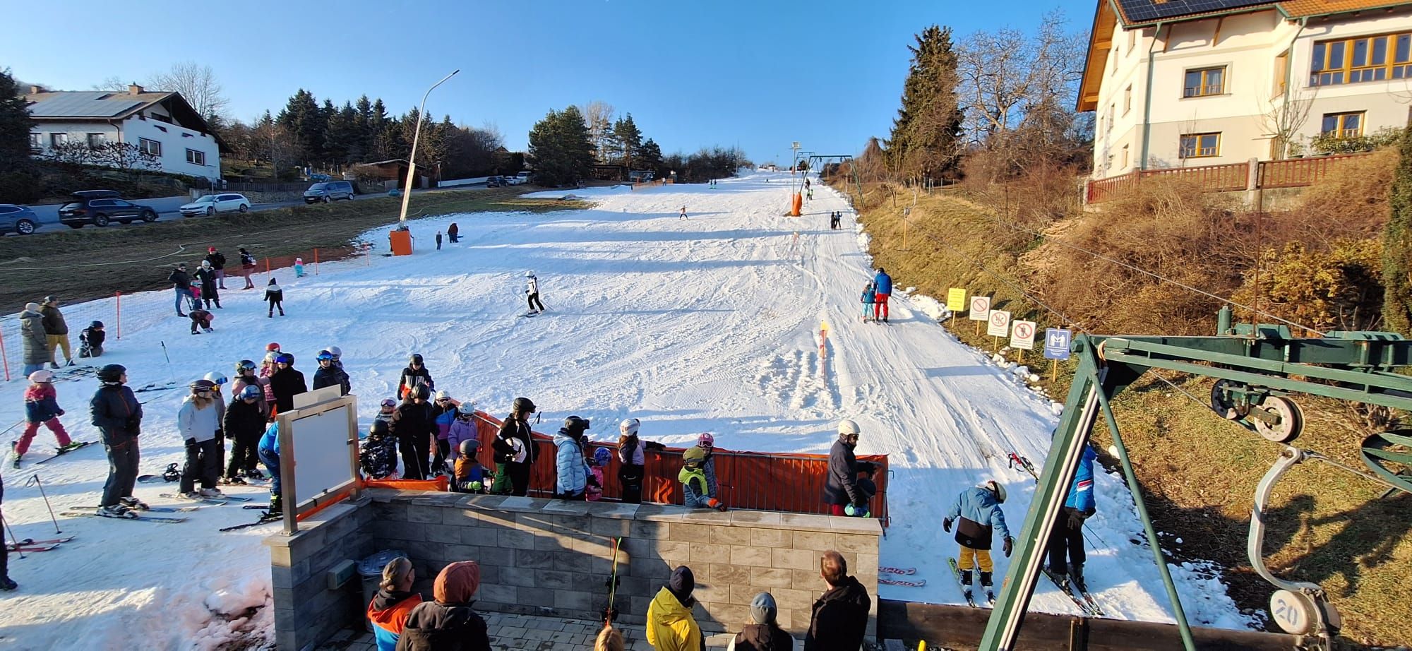 Trotz frühlingshafter Temperaturen ist die Schipiste in Wiesen dank Kunstschnee geöffnet. Während Wintersportler die Gelegenheit nutzen, sorgt der Betrieb in den sozialen Medien für Diskussionen.