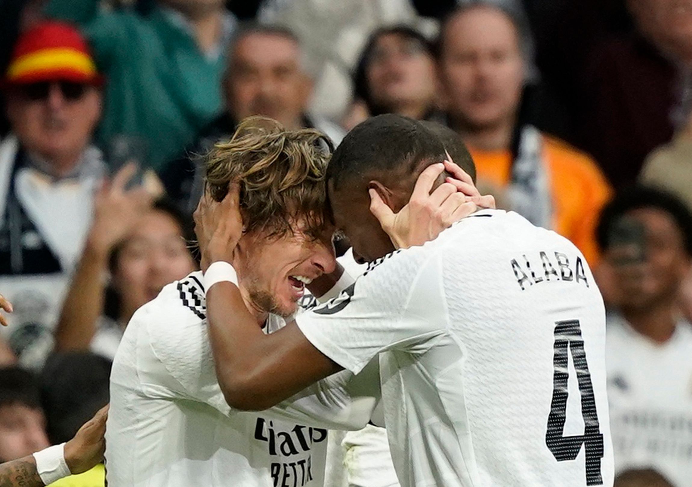 David Alaba jubelt mit Luka Modric über das 1:0.