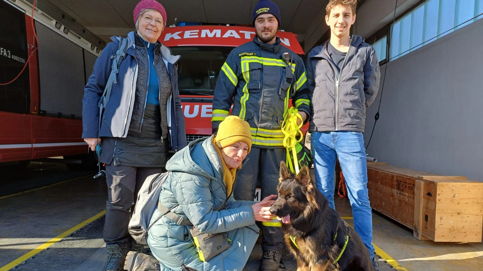 Hündin "Nala" riss aus – die Feuerwehr konnte sie wieder einfangen und den glücklichen Besitzern übergeben.