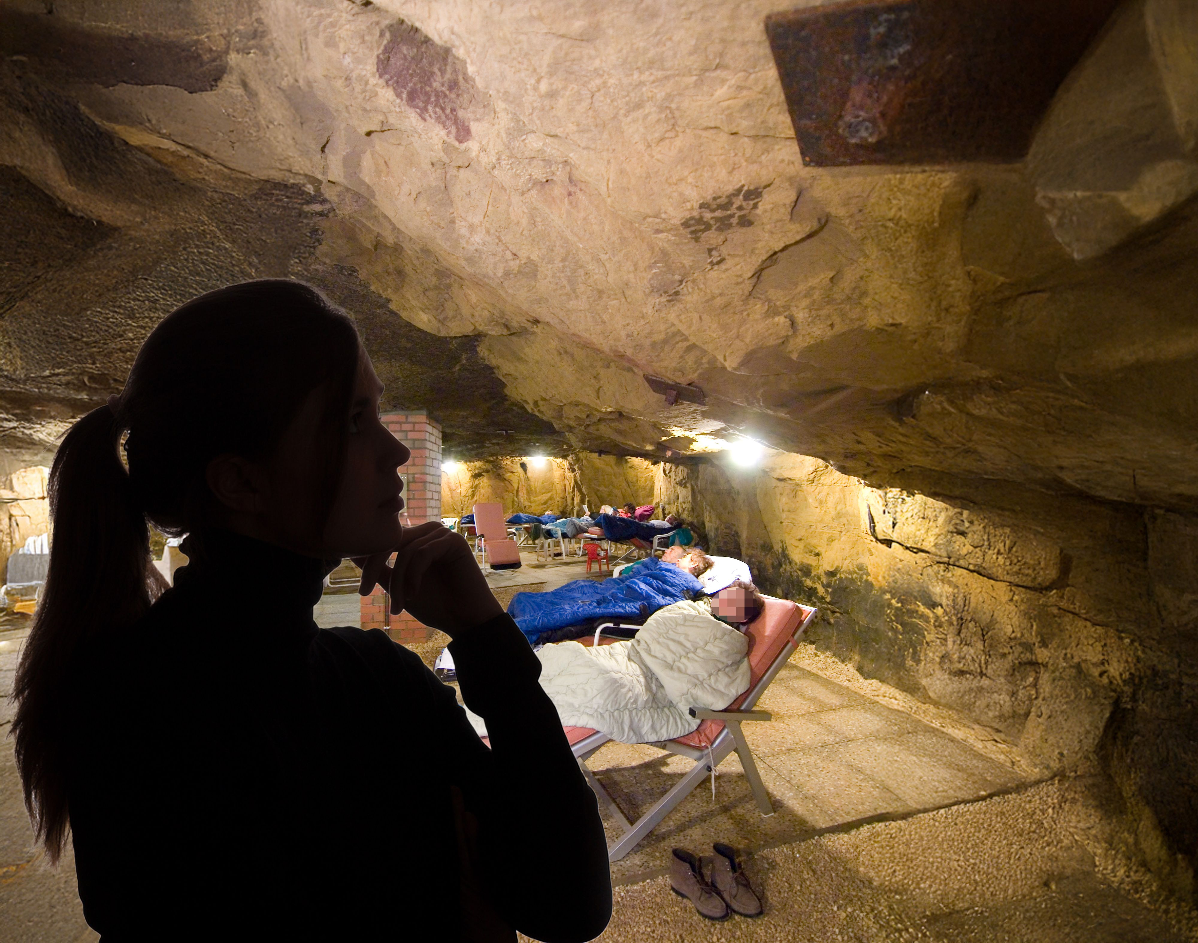 Heilstollen-Therapie in Bad Gastein: Patienten entspannen in der radonhaltigen Luft – eine Behandlung, die Veronika D. schmerzfrei macht, doch von der PVA nicht bewilligt wird.