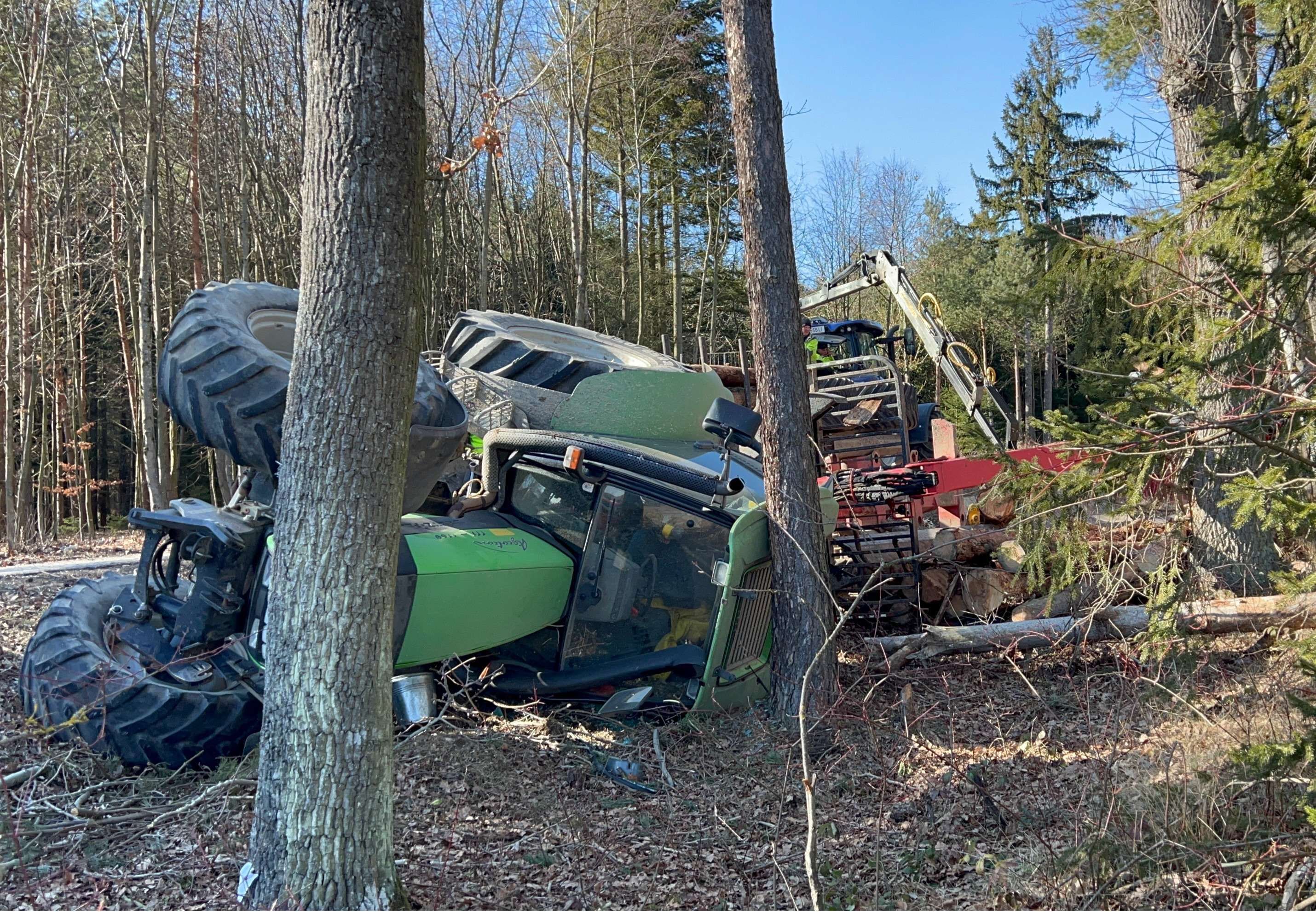 Schwerer Traktorunfall fordert ein Todesopfer und einen Verletzten