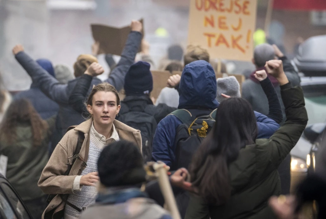 Flucht vor der Flut: Laura (Amaryllis August) inmitten des Überflutungs-Chaos.