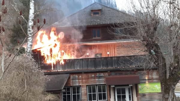 61 Feuerwehrleute kämpften gegen die Flammen.