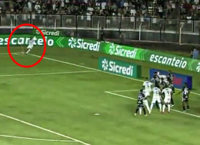 Neymar zirkelt den Ball ins Tor.