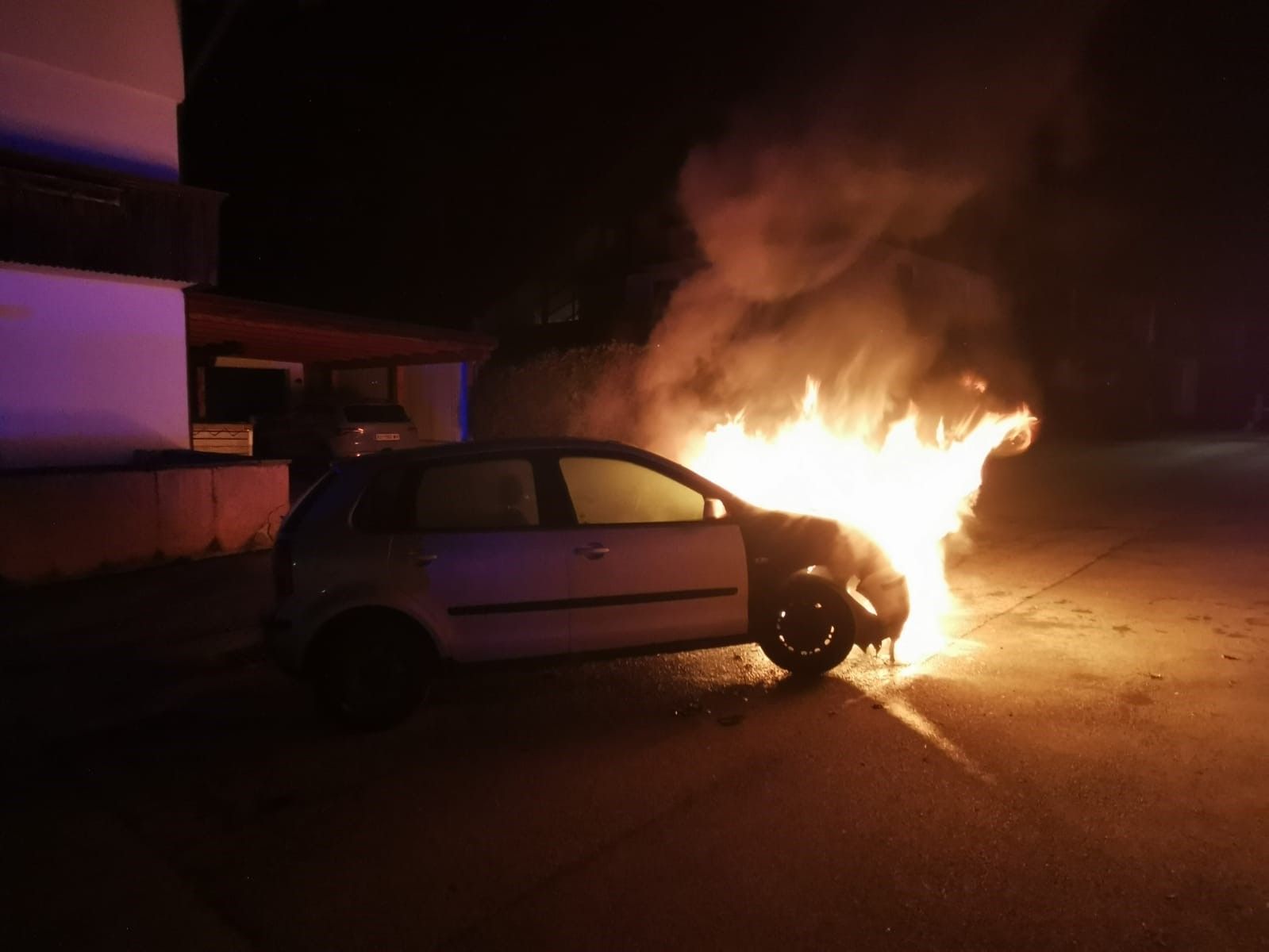 Am Sonntagabend musste die Feuerwehr in Ebbs zu einem Fahrzeugbrand ausrücken. Verletzt wurde niemand. 