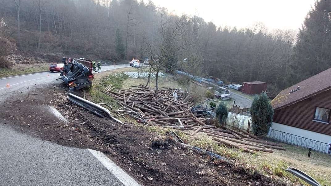 Spektakulärer Crash – Lkw verlor bei Unfall Holzladung
