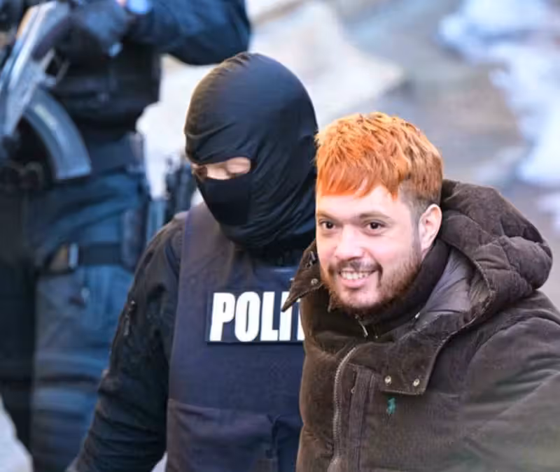 Selbstbewusst grinst Amra vor seinem ersten Gerichtstermin in Bukarest in die Kamera.