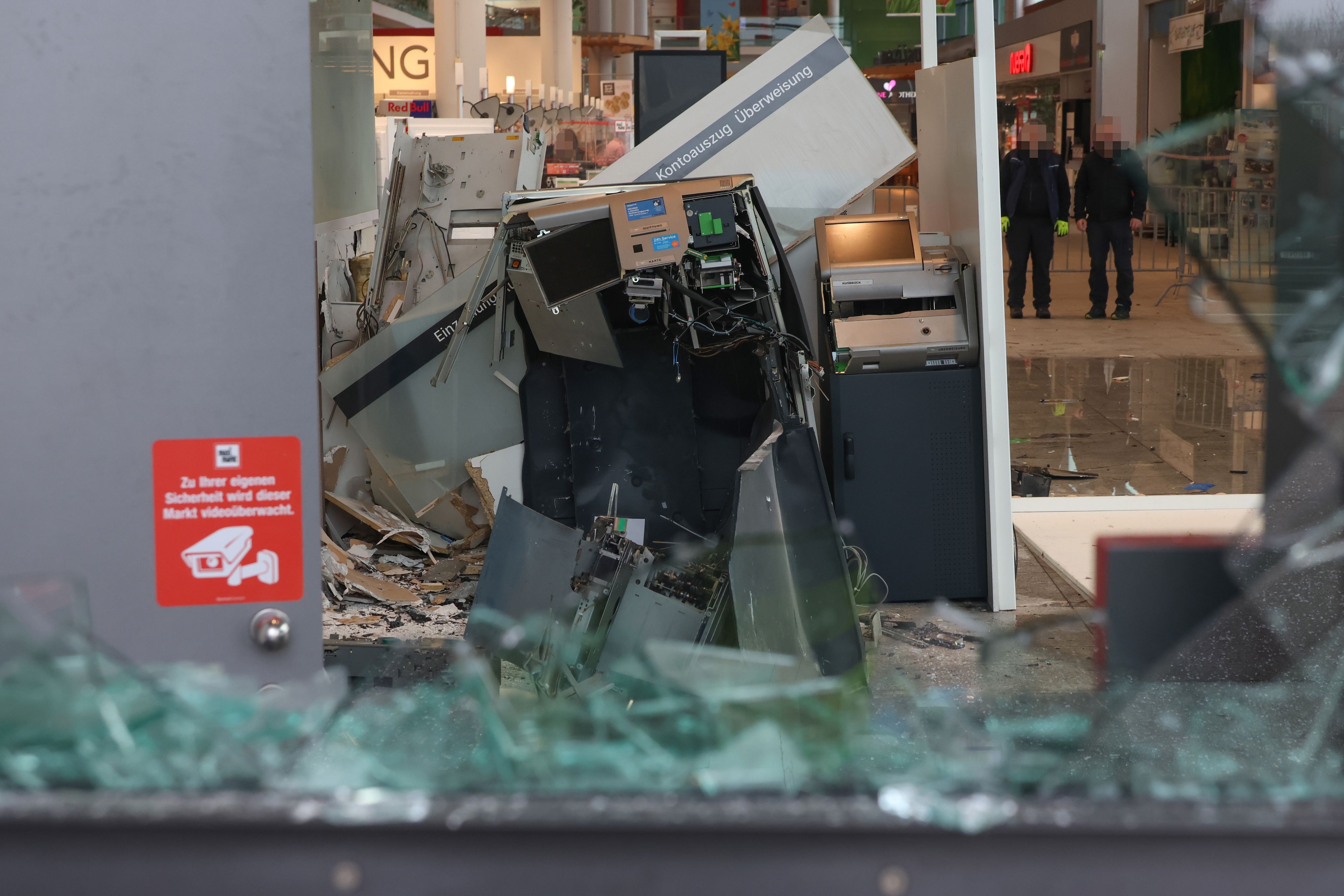 Laut Polizei wurden zwei Bankomaten im Max-Center in Wels gesprengt.