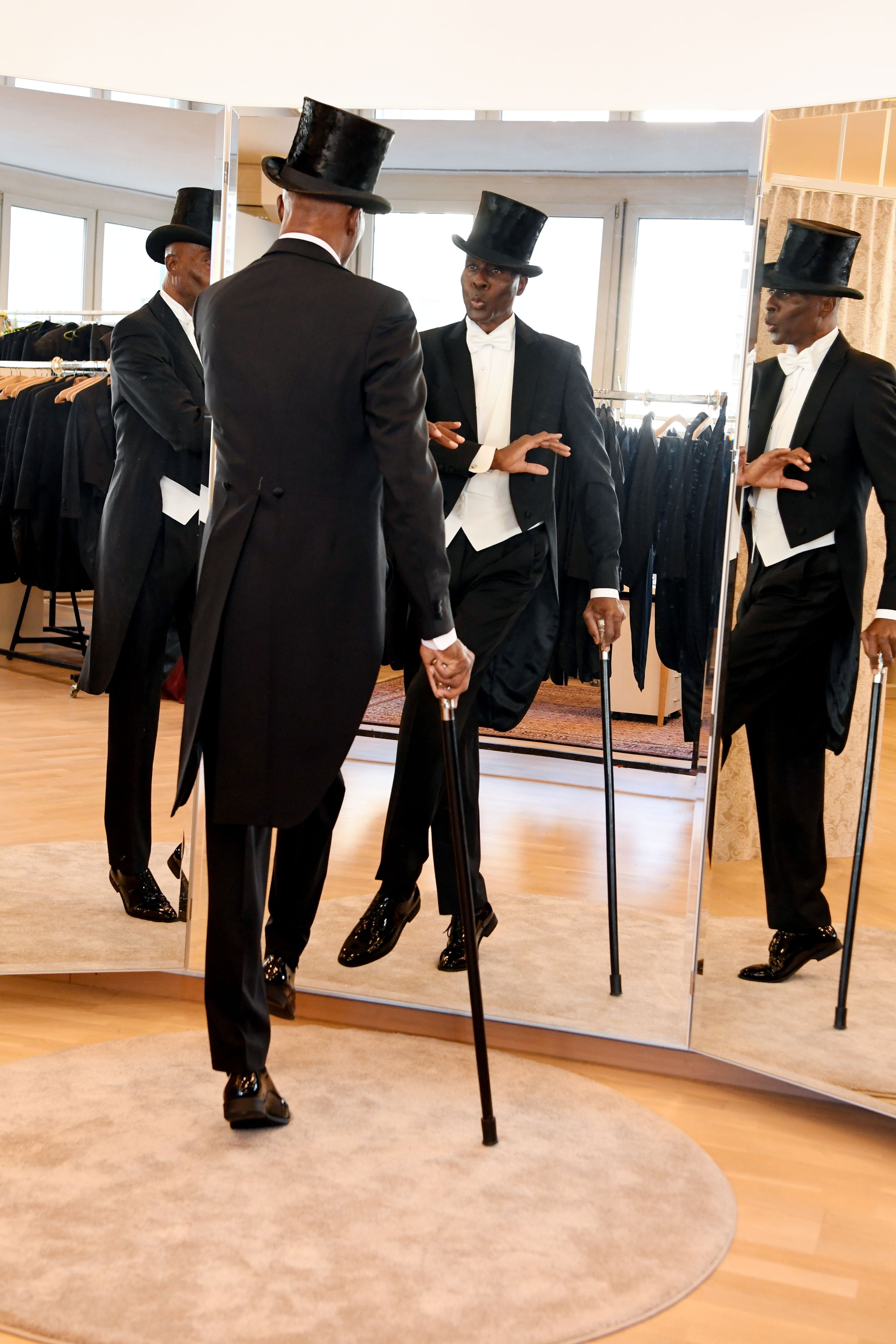 Bruce Darnell zeigt seinen Frack.