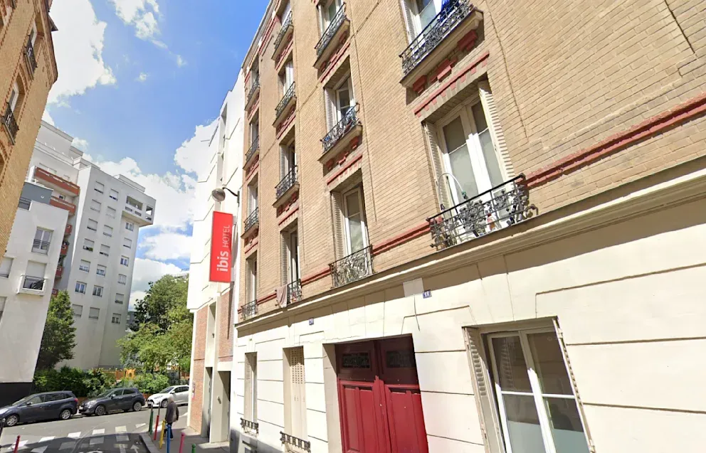 Dramatischer Vorfall in Paris. Gegen 6 Uhr soll eine junge Frau ein Baby aus einem Fenster dieses Hotels geworfen haben.