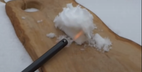 Anders als von den Urhebern behauptet, beweisen die Aufnahmen nicht, dass Schnee fake ist. Sie zeigen, was Sublimation ist: So nennen Chemikerinnen und Chemiker den Vorgang, in dem ein festes Medium direkt in einen gasförmigen Zustand übergeht, ohne flüssig zu werden.