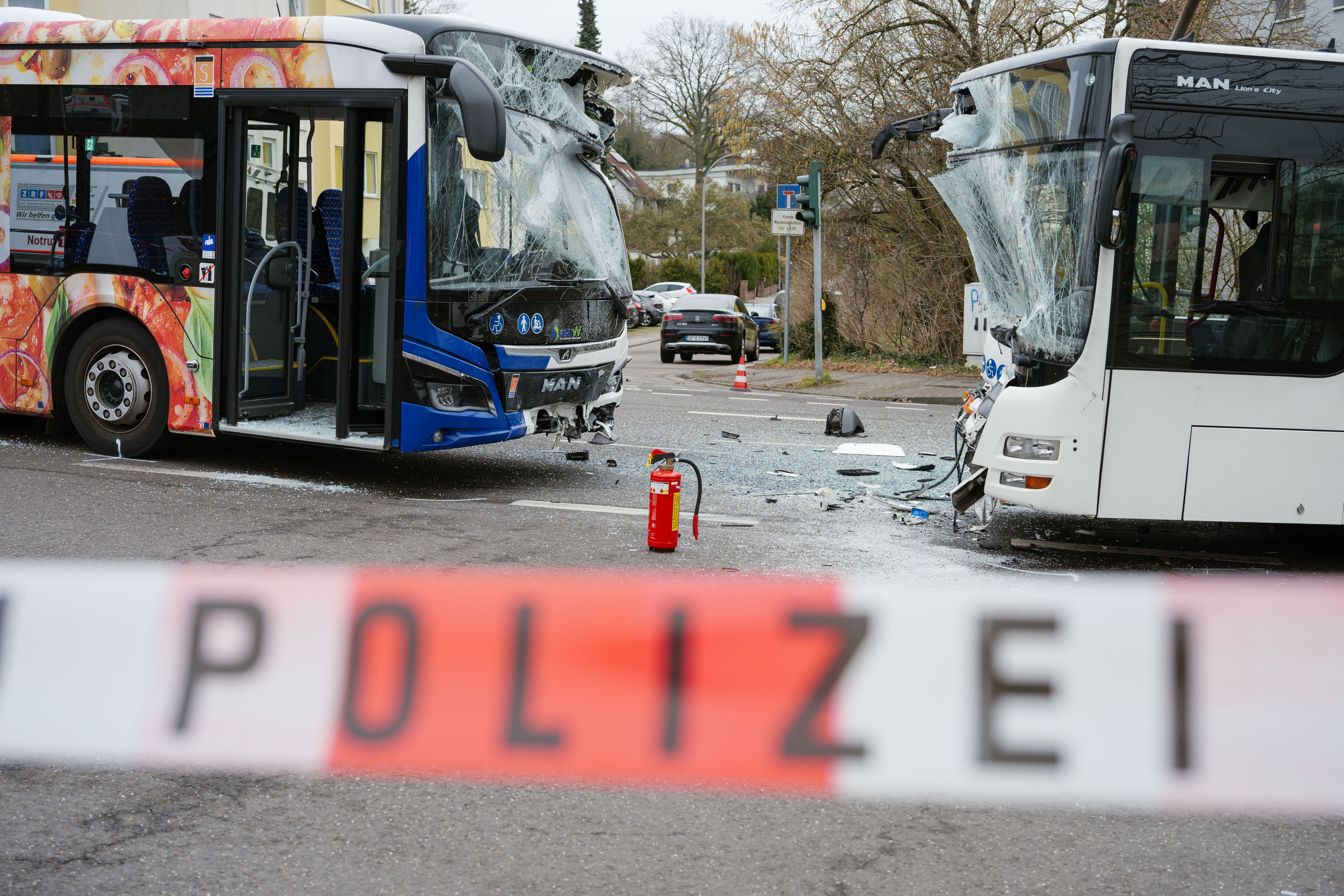 In Saarbrücken kollidierten zwei Linienbusse frontal miteinander.