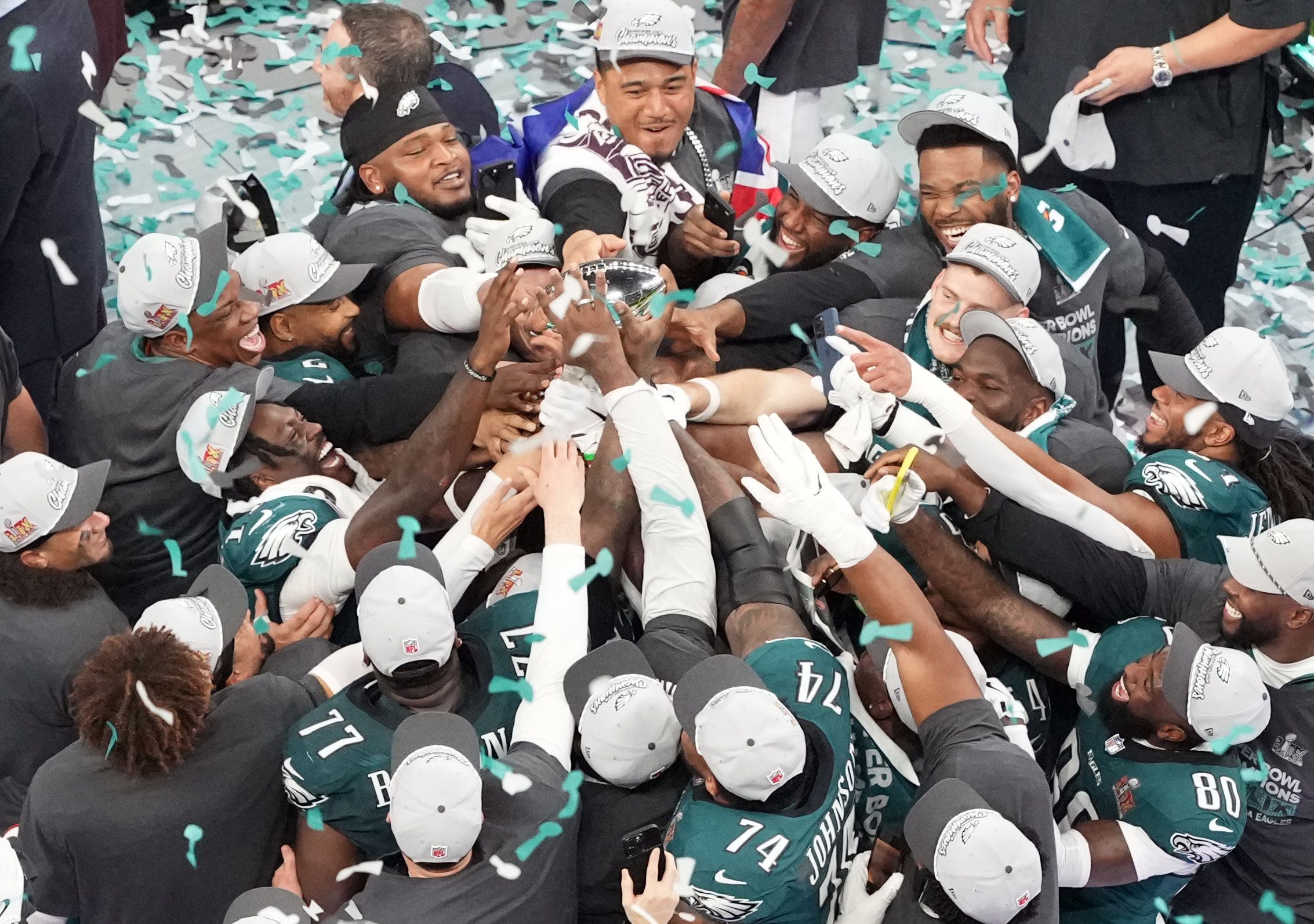 Die Philadelphia Eagles bejubeln den Gewinn der Vince Lombardi Trophy.