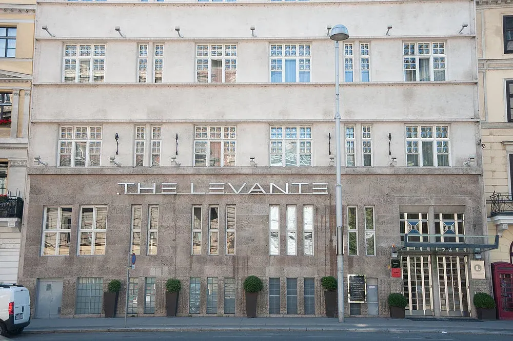 Die Liegenschaft, auf dem ein denkmalgeschütztes Gebäude mit dem Designhotel 