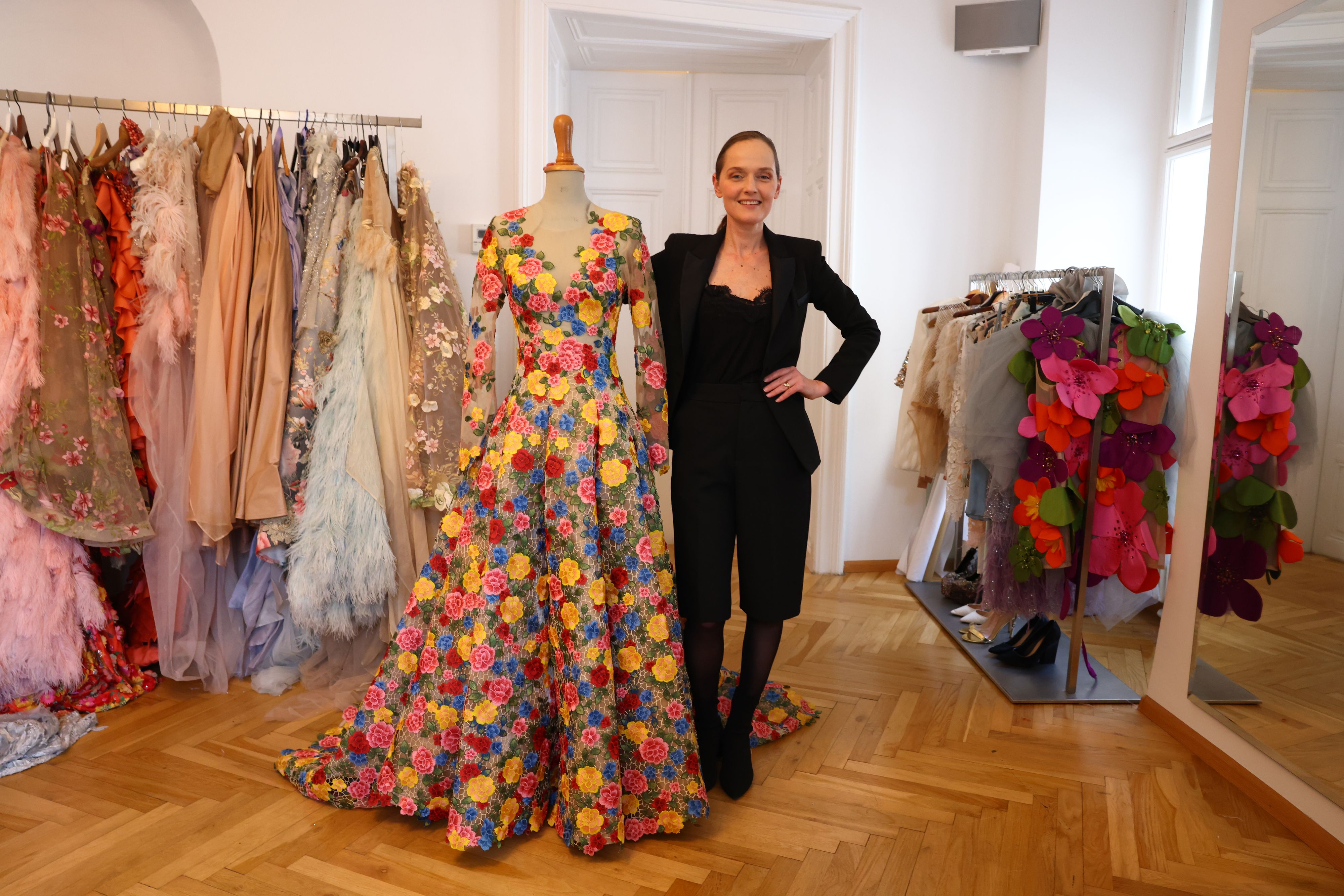 Eva Poleschinksi hat für Moderatorin Teresa Vogl die Robe für den Opernball designt.