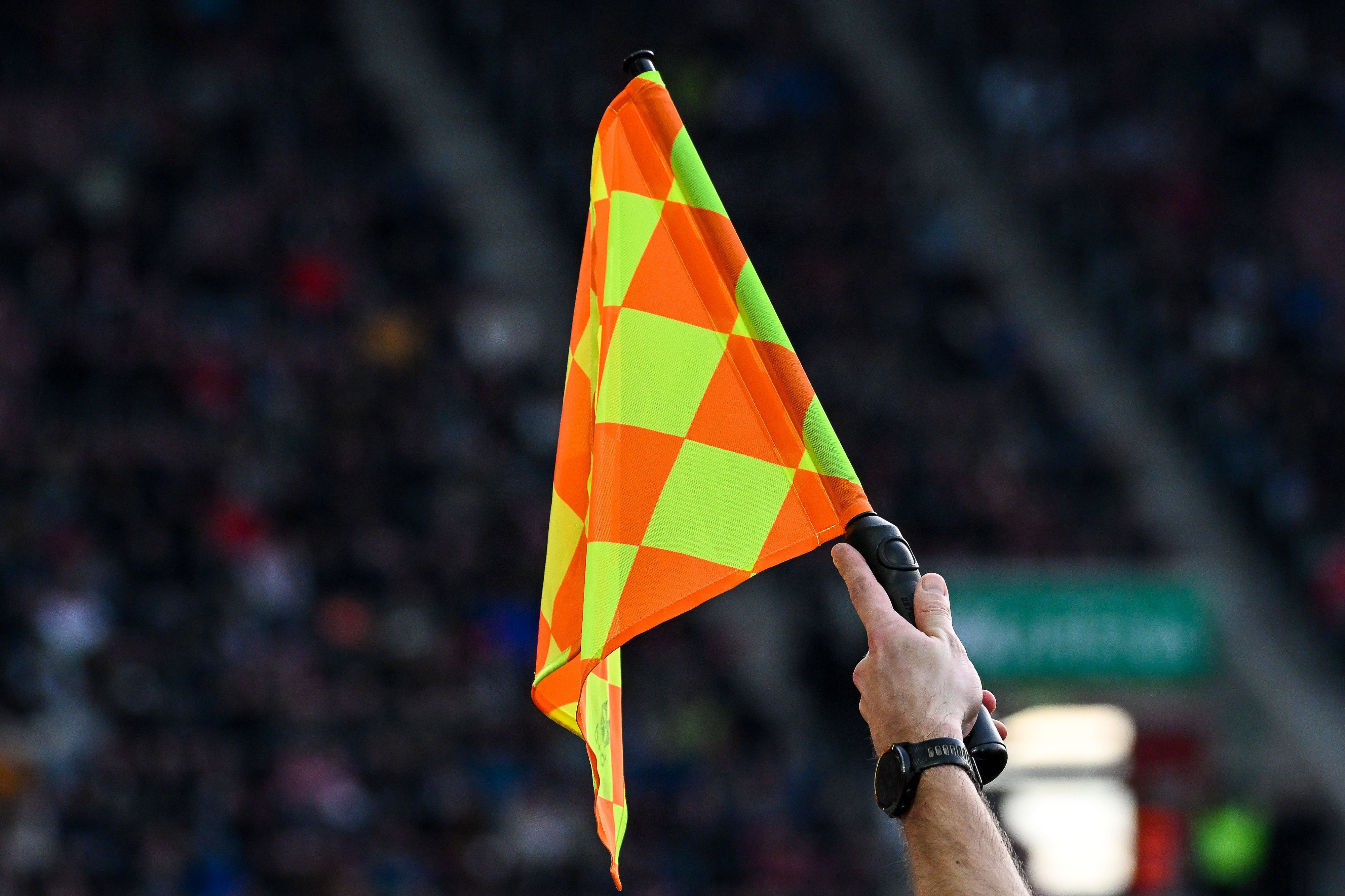 Ein Schiedsrichter wurde vor dem Spiel von einem Kind in den Hoden gebissen. 