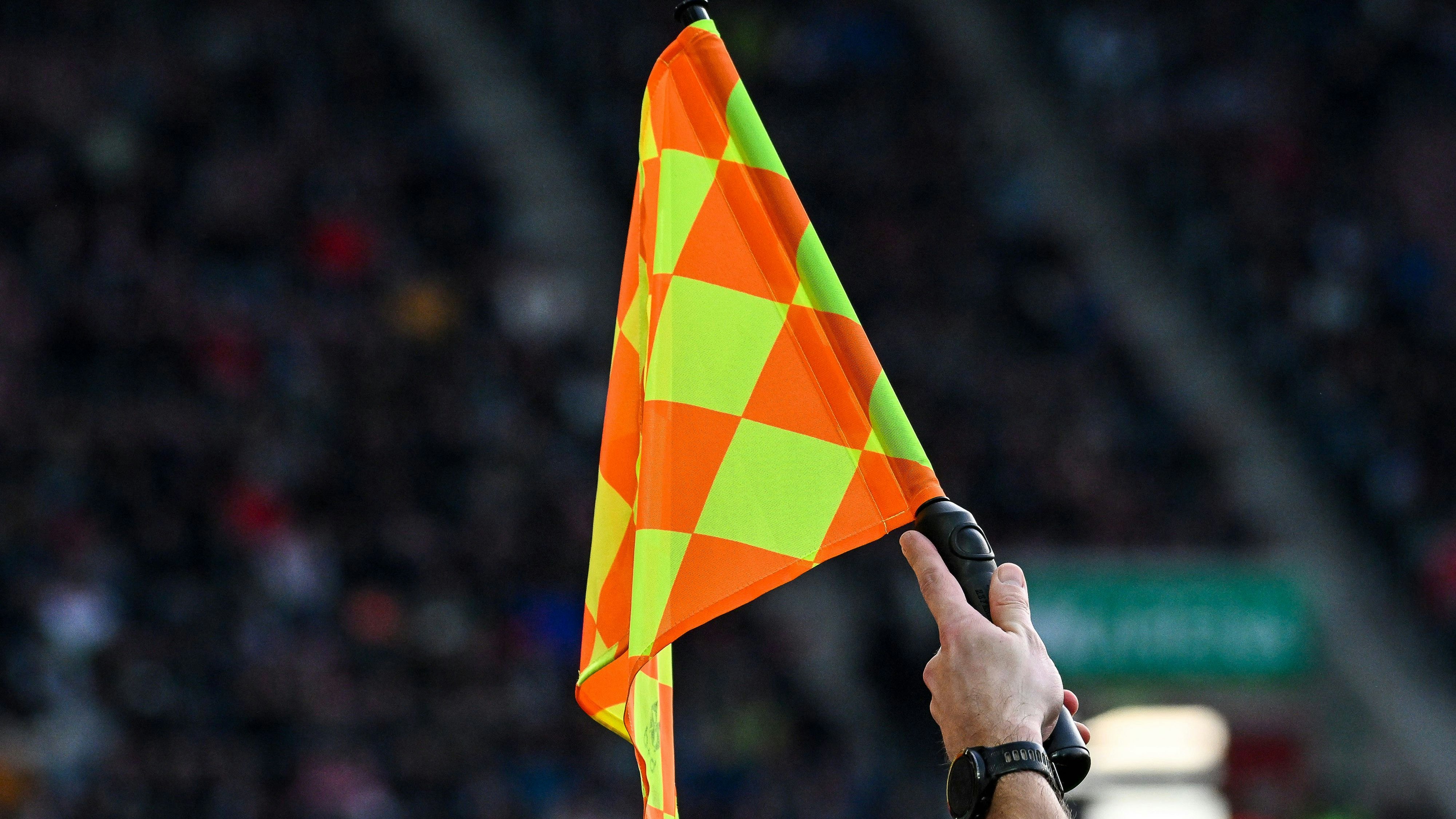 Ein Schiedsrichter wurde vor dem Spiel von einem Kind in den Hoden gebissen. 