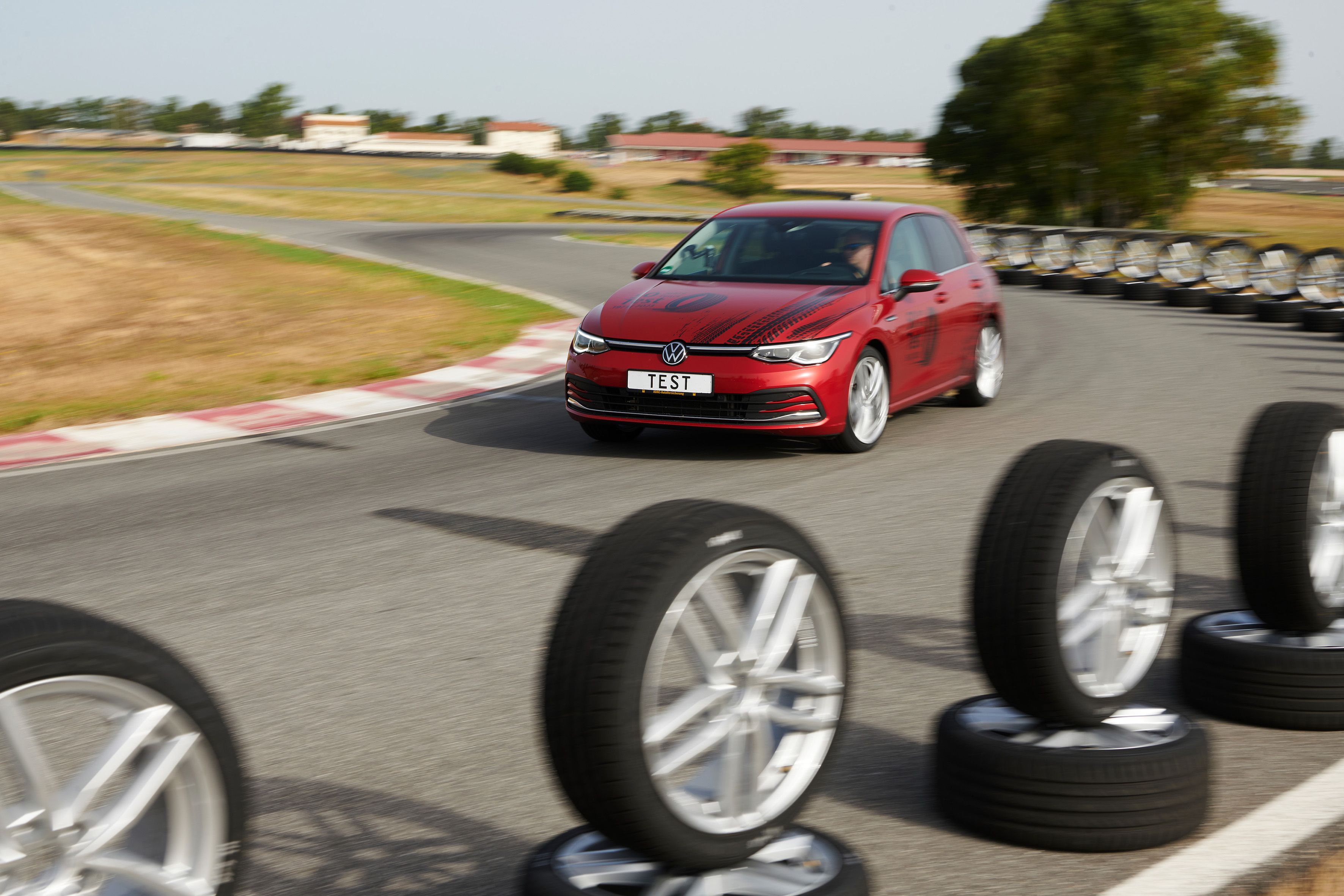 <strong>ADAC Sommerreifentest 2025</strong>: Die Reifen im Test müssen auf trockener aber auch auf nasser Fahrbahn überzeugen.