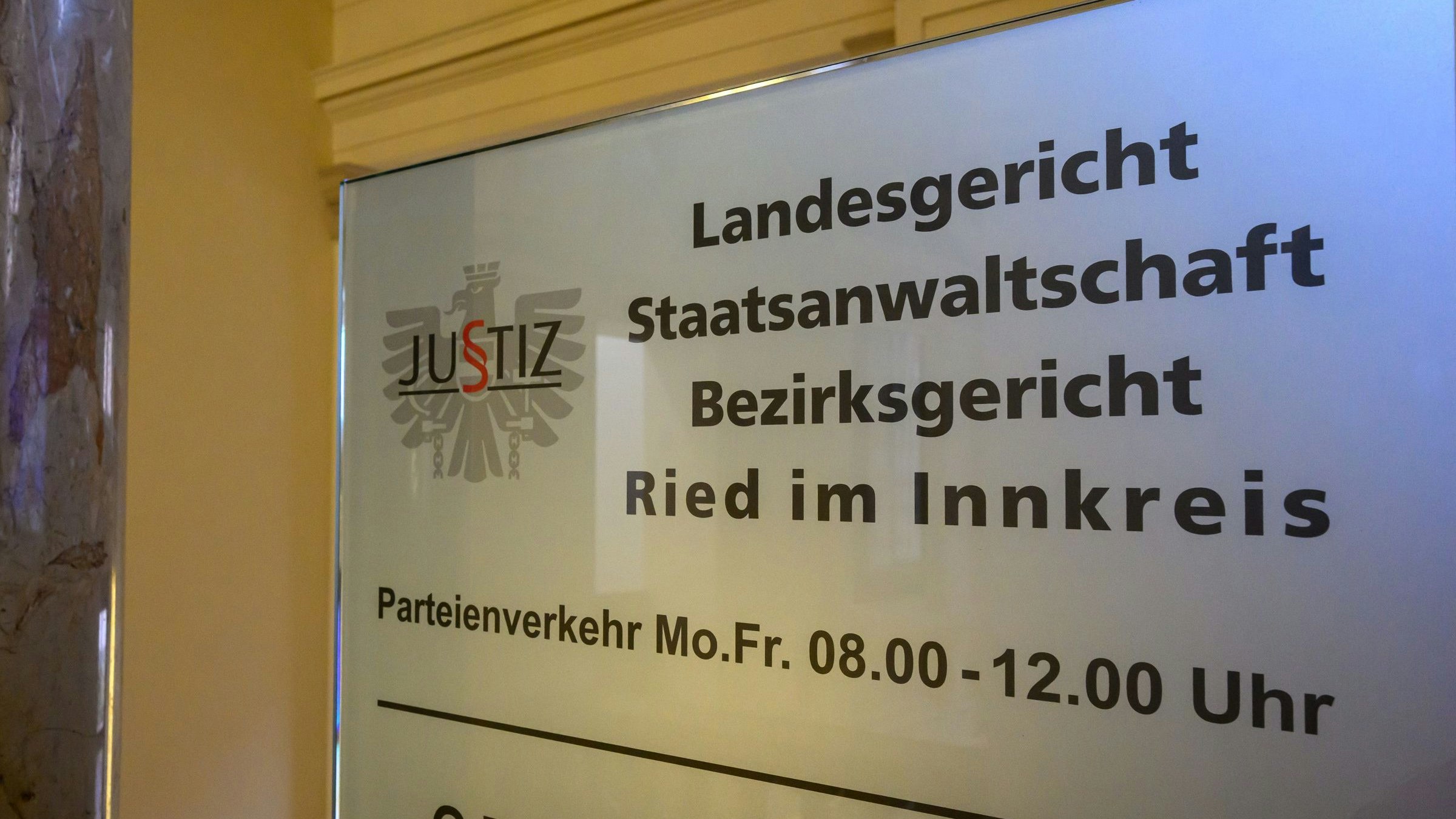 Heute.at - 46-Jähriger hatte Hakenkreuz-Fahne in Wohnung hängen